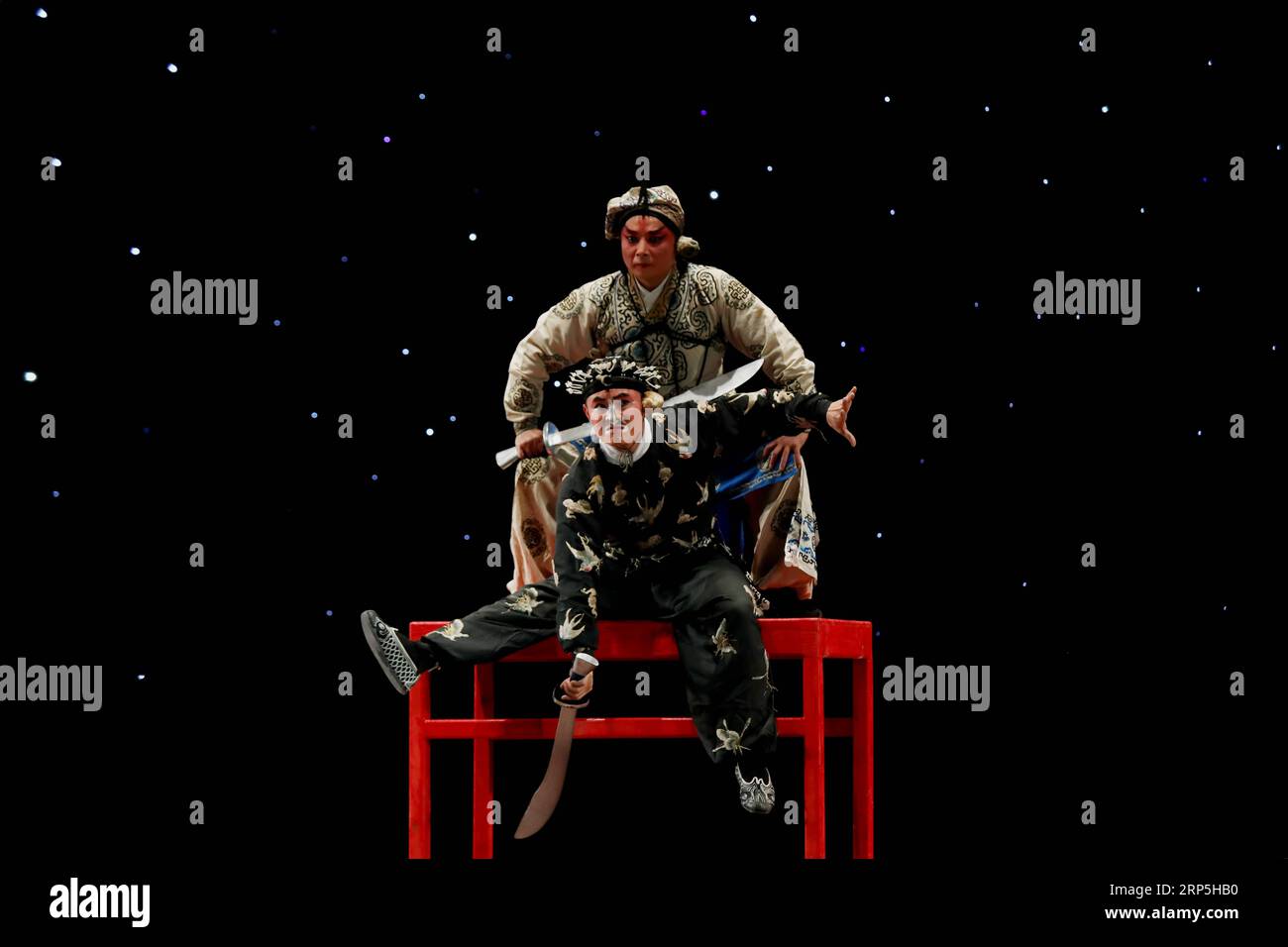 (181215) -- HANOI, 15 décembre 2018 -- des artistes chinois se produisent lors d'une représentation conjointe d'artistes chinois et vietnamiens traditionnels à Hanoi, capitale du Vietnam, le 13 décembre 2018. La performance d'artistes chinois et vietnamiens faisait partie de la semaine d'échange de scènes traditionnelles Chine-Vietnam organisée par l'ambassade de Chine au Vietnam et la Vietnam Stage Artists Association du 10 au 14 décembre à Hanoi. ) VIETNAM-CHINE-TRADITIONNELLE SEMAINE D'ÉCHANGE DE SCÈNE WANGXDI PUBLICATIONXNOTXINXCHN Banque D'Images