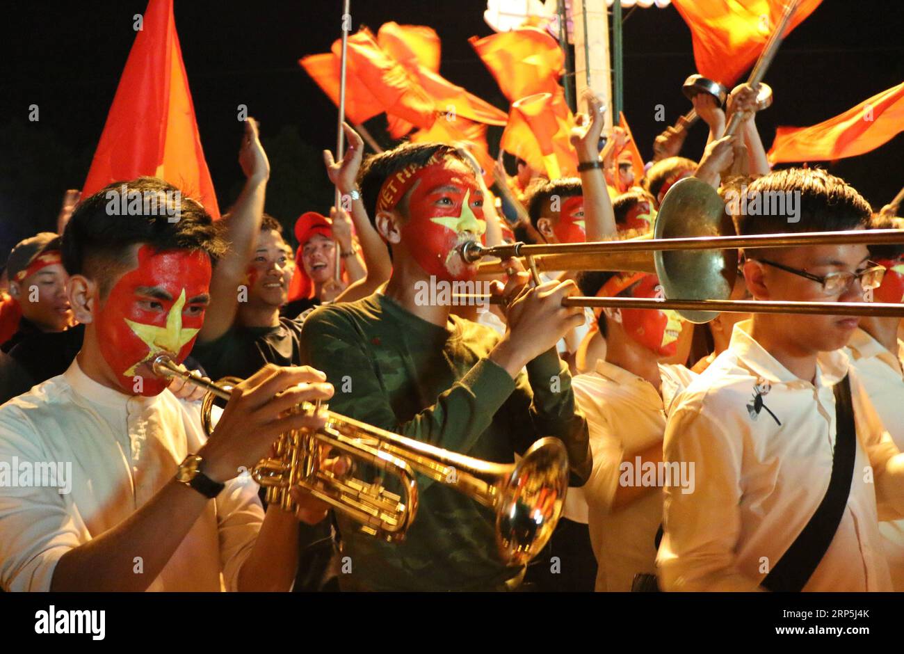 (181216) -- , 16 décembre 2018 -- les fans de football vietnamiens célèbrent le match de la coupe Suzuki AFF entre le Vietnam et la Malaisie au stade My Dinh le 15 décembre 2018. Le Vietnam a battu la Malaisie 1-0 dans la deuxième manche de la finale et a remporté le titre avec un score total de 3-2. VNA) (SP)VIETNAM--AFF-SUZUKI CUP-CELEBRATION HANOI PUBLICATIONXNOTXINXCHN Banque D'Images