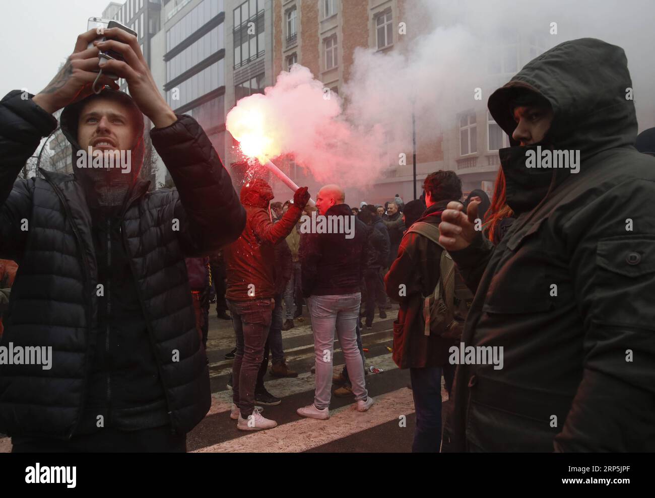 (181216) -- BRUXELLES, 16 décembre 2018 -- des manifestants de droite et d'extrême droite assistent au rassemblement Marche contre Marrakech devant le siège des institutions de l'Union européenne à Bruxelles, Belgique, le 16 décembre 2018. Les manifestants belges anti-immigration sont descendus dans les rues de Bruxelles dimanche pour dénoncer le Pacte mondial pour des migrations sûres, ordonnées et régulières adopté à Marrakech, au Maroc. BELGIQUE-BRUXELLES-ANTI-IMMIGRATION-RASSEMBLEMENT-MANIFESTATION YEXPINGFAN PUBLICATIONXNOTXINXCHN Banque D'Images