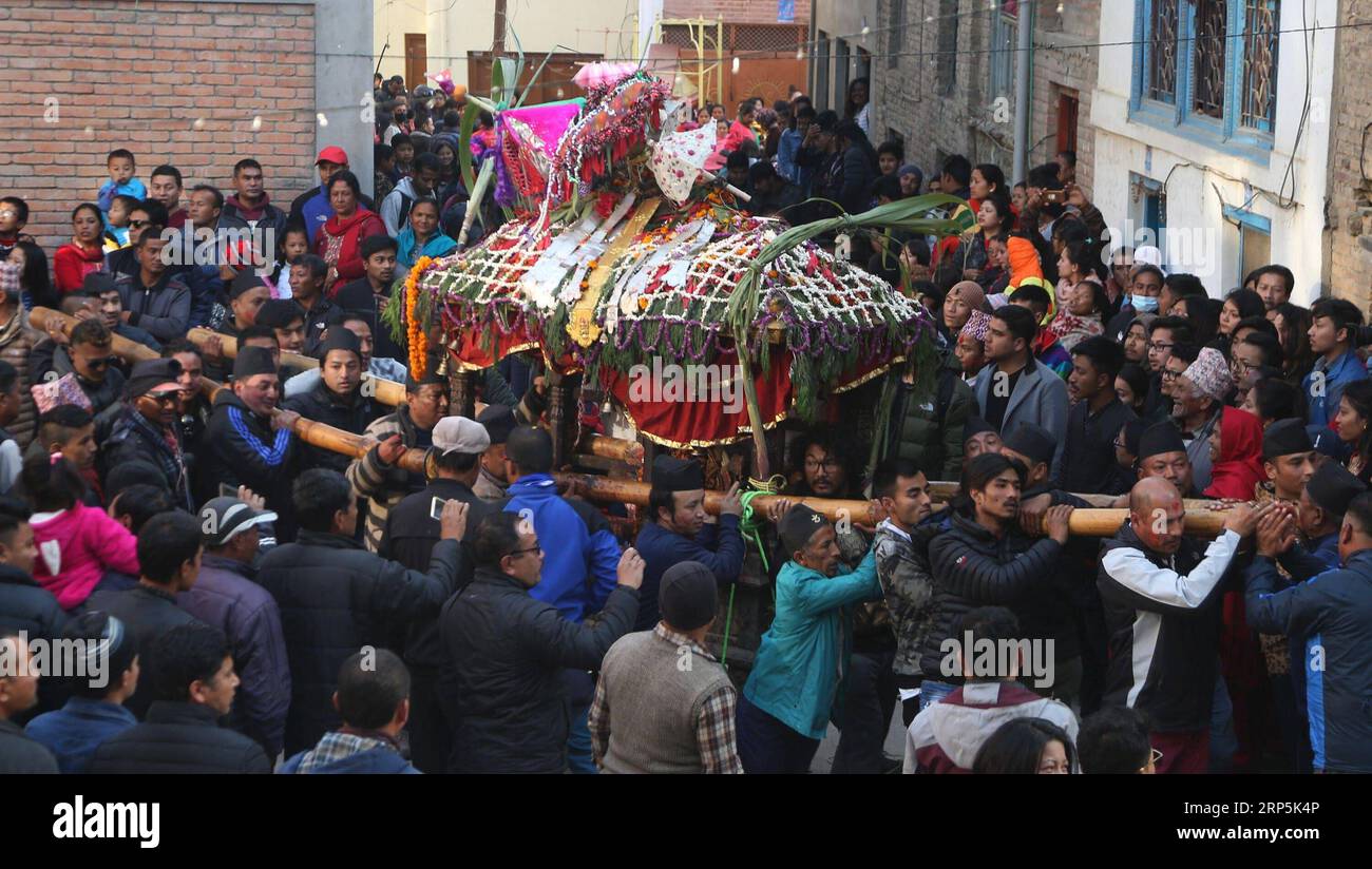 (181217) -- KIRTIPUR, 17 décembre 2018 -- les dévots portent le char de Balkumari pendant le festival Bishnu Devi à Panga à Kirtipur, dans la banlieue de Katmandou, Népal, le 16 décembre 2018. Le festival Bishnu Devi est l'un des festivals importants de Panga. Les dévots célèbrent cette fête en portant les chars de Bishnu Devi et Balkumari autour de la ville.) NÉPAL-KIRTIPUR-BISHNUDEVI FESTIVAL SunilxSharma PUBLICATIONxNOTxINxCHN Banque D'Images