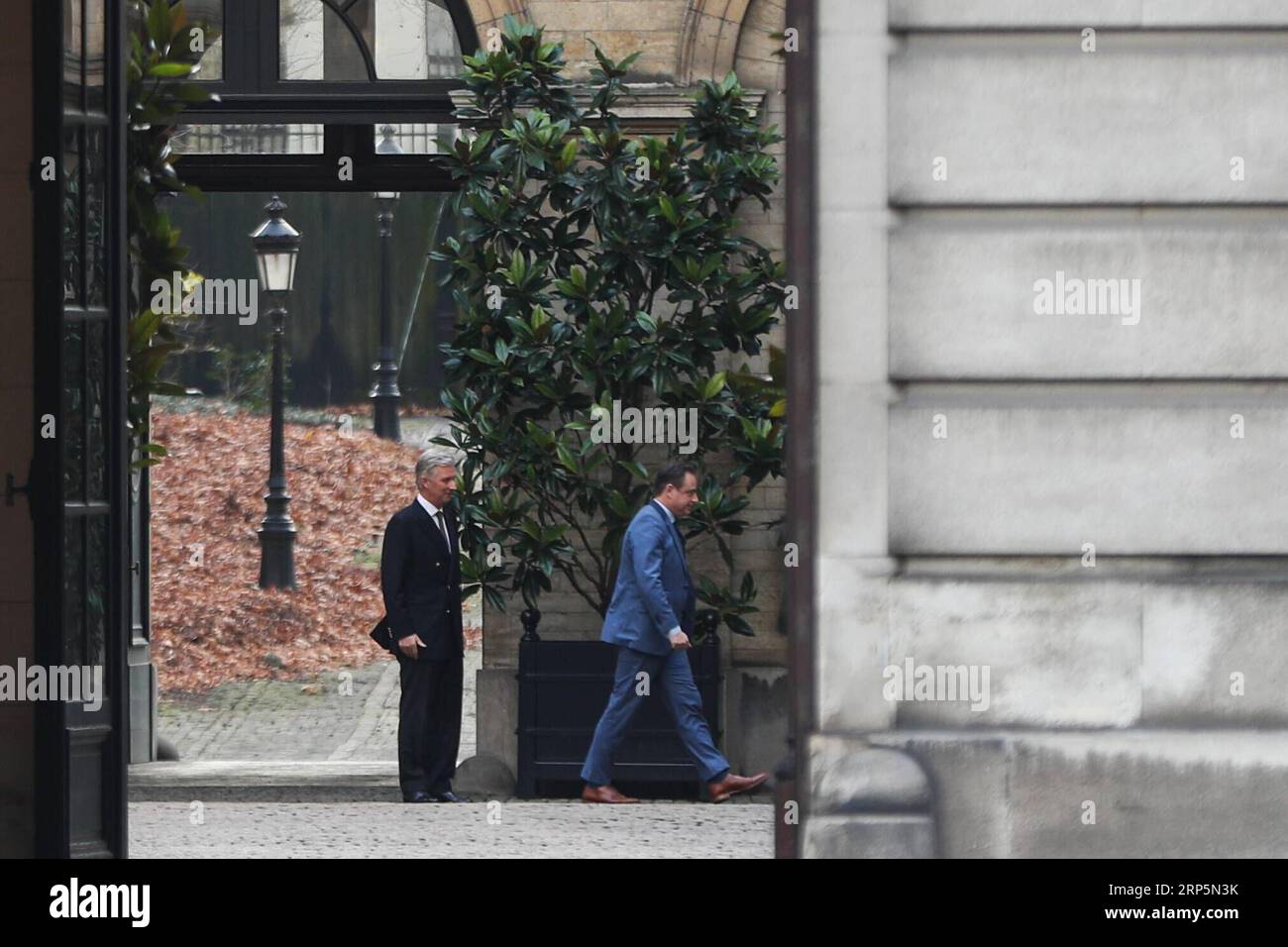 (181219) -- BRUXELLES, le 19 décembre 2018 -- Bart de Wever(R), président du parti de droite flamand N-va, quitte une réunion avec le roi Philippe au Palais Royal à Bruxelles, Belgique, le 19 décembre 2018. Après que le Premier ministre belge Charles Michel a rendu visite au roi mardi soir pour lui soumettre la démission de son gouvernement, le roi Philippe a annoncé qu'il tenait sa décision en suspens. BELGIQUE-BRUXELLES-GOUVERNEMENT ZhengxHuansong PUBLICATIONxNOTxINxCHN Banque D'Images