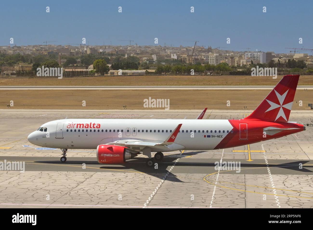Luqa, Malte - 7 août 2023 : avion Airbus A320 Neo d'Air Malta au sol pour décoller à l'aéroport international de l'île. Banque D'Images