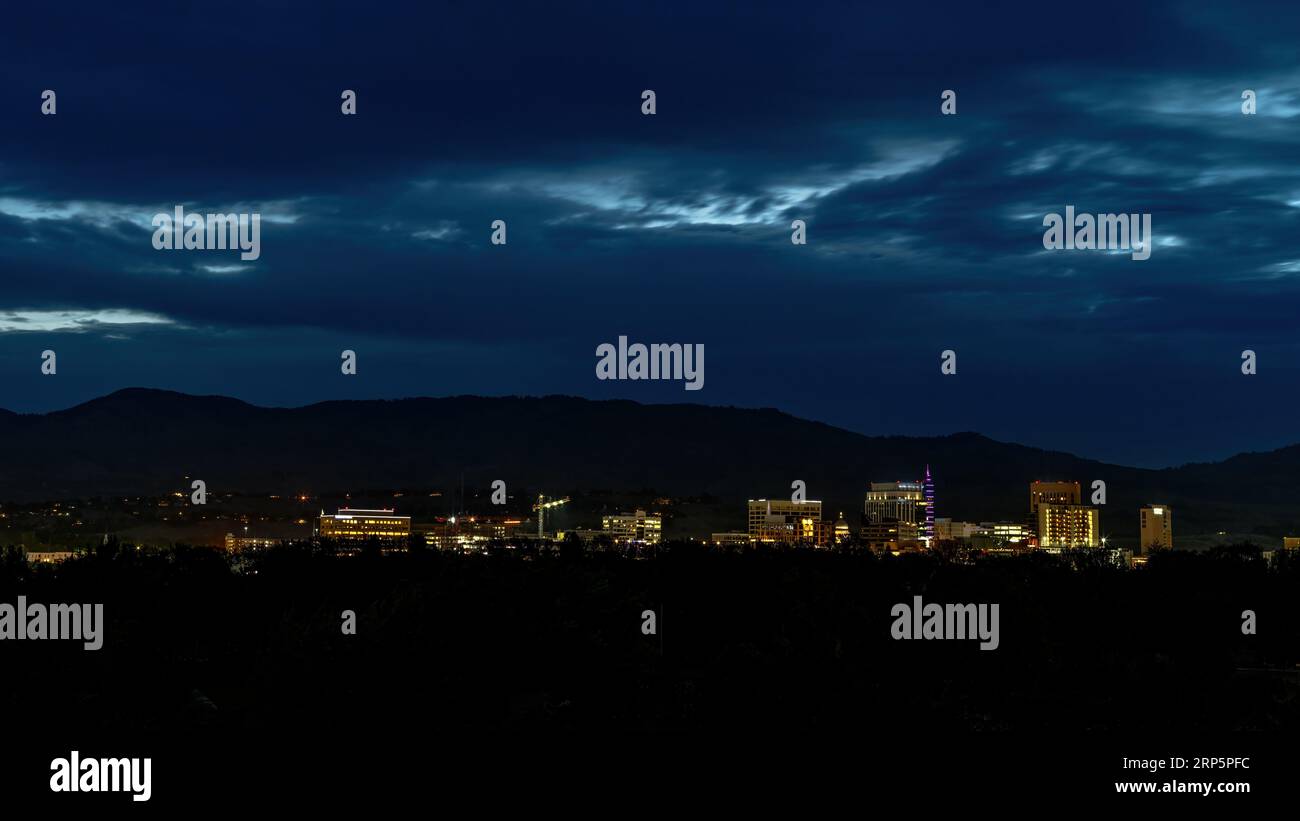 Ciel nocturne au-dessus de la ville de Boise Idaho Banque D'Images
