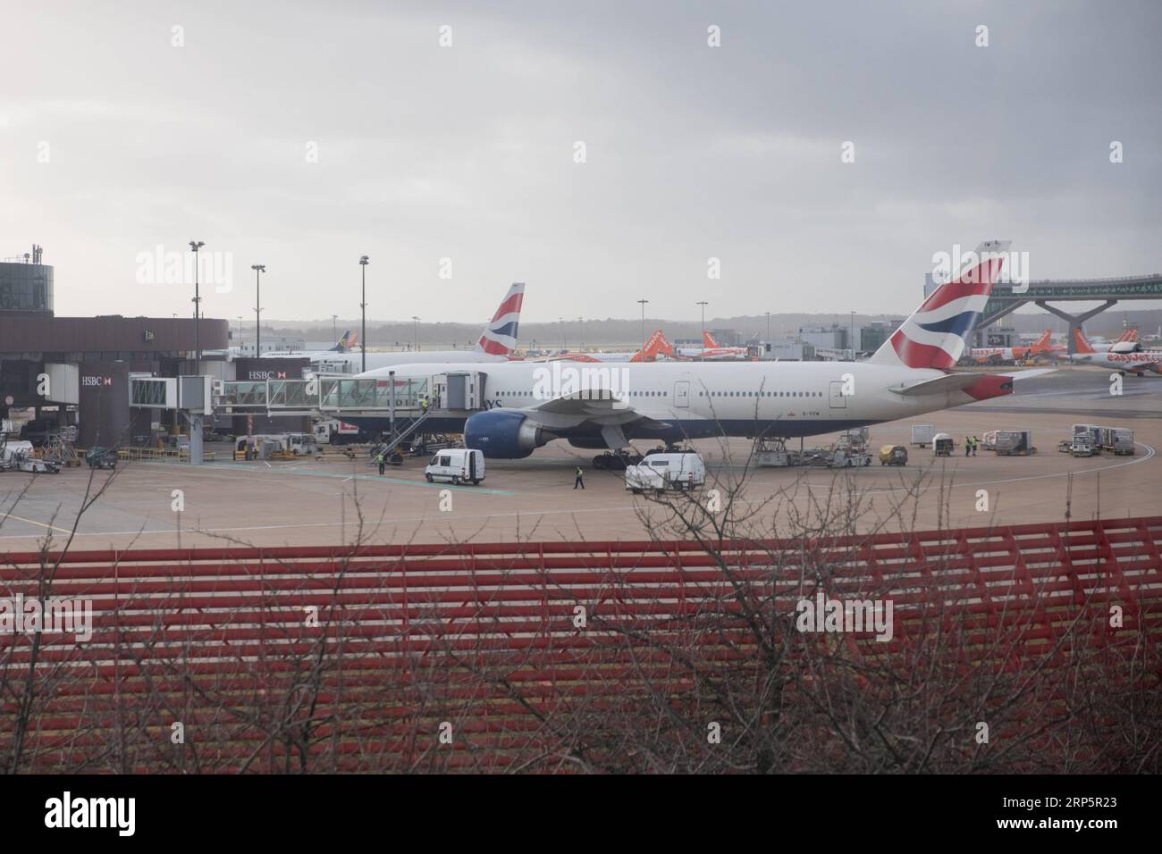 (181221) -- LONDRES, 21 décembre 2018 -- la photo prise le 21 décembre 2018 montre une vue générale des avions de l'aéroport de Gatwick où de grandes files d'attente se sont formées après que des drones ont provoqué la fermeture de l'aéroport pendant plus d'une journée à Londres, en Grande-Bretagne. L'armée britannique a été appelée jeudi pour fournir une assistance à la police sur la perturbation du drone de Gatwick, qui aurait laissé des milliers de vacanciers de Noël faire face à plusieurs jours de problèmes à l'aéroport de Londres. BRITAIN-LONDRES-GATWICK AIRPORT-DRONE-DISRUPTION JOEXNEWMAN PUBLICATIONXNOTXINXCHN Banque D'Images