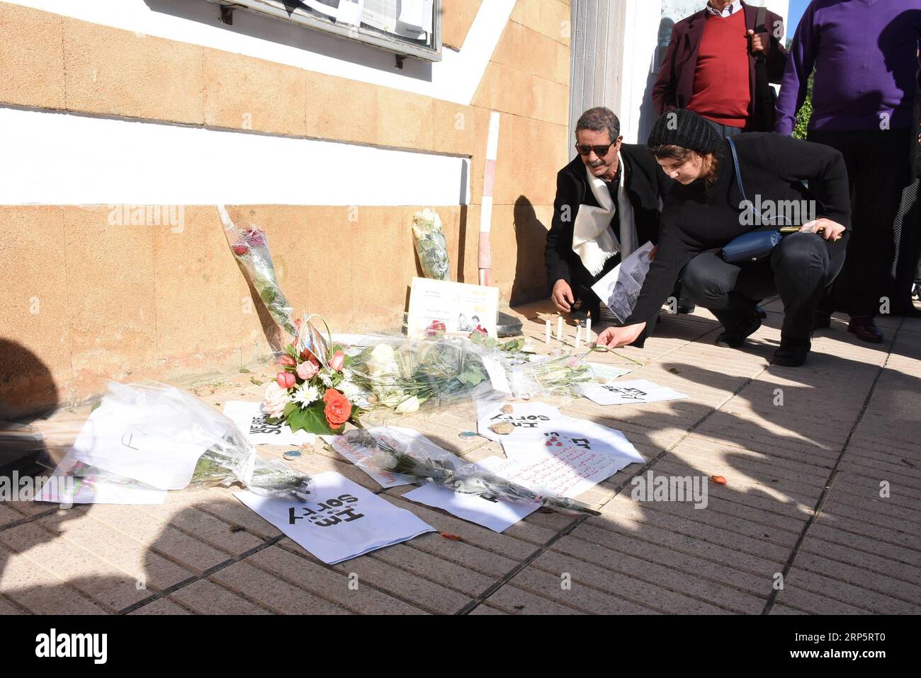 (181222) -- RABAT, 22 décembre 2018 -- des gens placent des bougies lors d'un rassemblement en soutien aux familles de deux touristes étrangers assassinés près de l'ambassade du Danemark à Rabat, au Maroc, le 22 décembre 2018. Les services de sécurité marocains ont arrêté neuf personnes en raison de leurs liens présumés avec les quatre assassins présumés de deux touristes étrangers dans une zone montagneuse du centre du Maroc, a annoncé vendredi le ministère de l'intérieur. Les corps de deux femmes touristes, une danoise et une norvégienne, ont été retrouvés lundi près du village touristique d'Imlil, à 60 km de la ville de Marrakech. MAROC-RABAT-ÉTRANGER TOURISME Banque D'Images