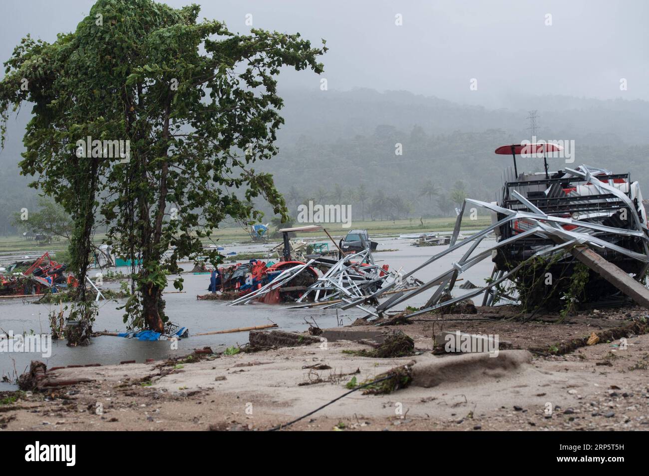 (181223) -- PANDEGLANG, 23 décembre 2018 -- des voitures et des tracteurs sont aperçus parmi les débris après qu'un tsunami ait frappé le détroit de Sunda à Pandeglang, province de Banten, en Indonésie, le 23 décembre 2018. Le nombre total de victimes d'un tsunami déclenché par l'éruption du volcan Krakatau Child a augmenté à 168 personnes dans les zones côtières du détroit de la sonde, dans l'ouest de l'Indonésie, a déclaré dimanche un responsable de l'agence de lutte contre les catastrophes. La catastrophe a tué au moins 168 personnes, en a blessé au moins 745 et a fait tomber au total 430 maisons et neuf hôtels, et causé des dommages à des dizaines de navires. INDONESIA-PANDEGLANG-TSUNAMI-AFTERMATH VERIX Banque D'Images