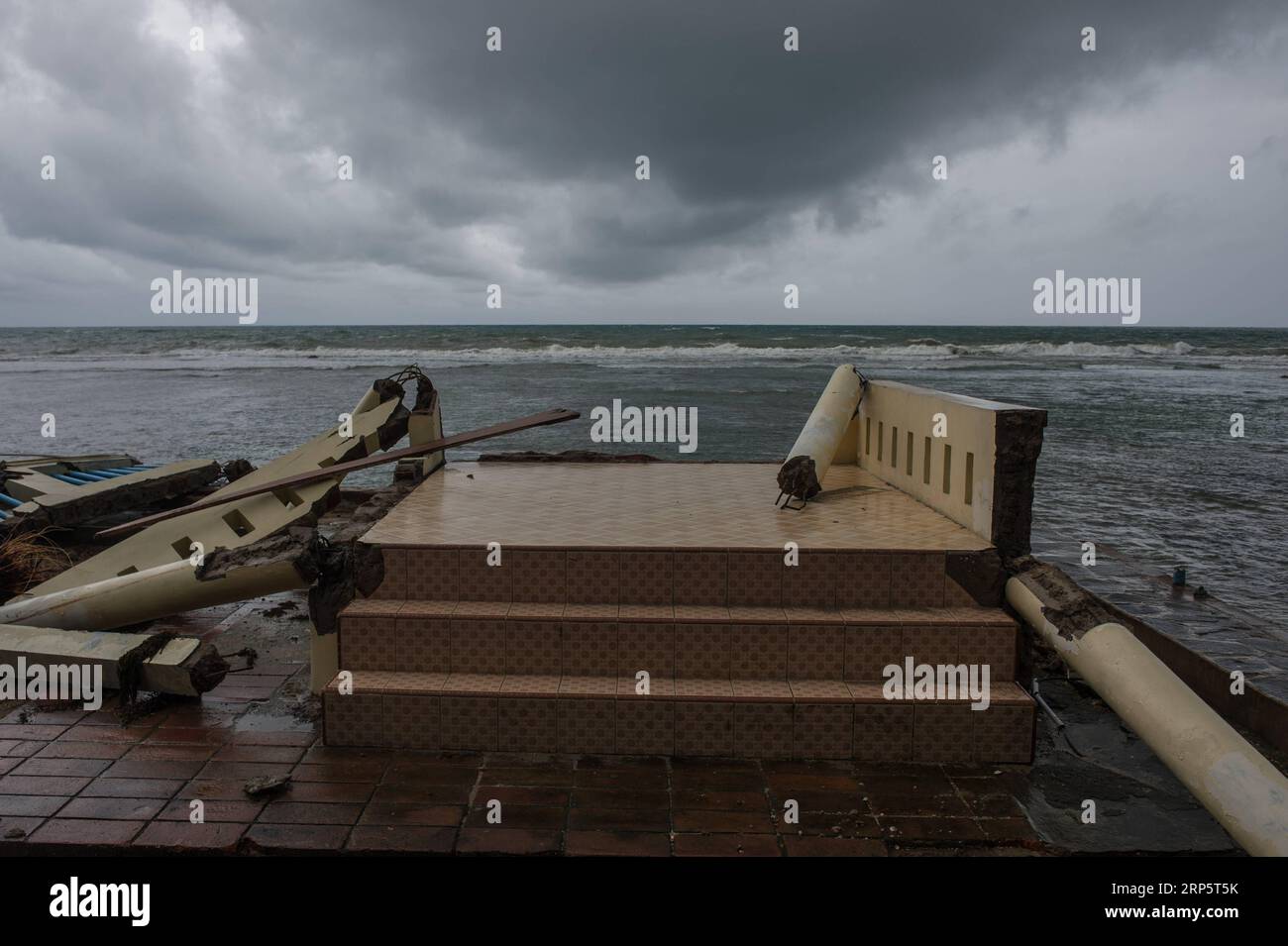 (181223) -- PANDEGLANG, 23 décembre 2018 -- Une villa est endommagée après un tsunami qui a frappé le détroit de Sunda à Pandeglang, province de Banten, en Indonésie, le 23 décembre 2018. Le nombre total de victimes d'un tsunami déclenché par l'éruption du volcan Krakatau Child a augmenté à 168 personnes dans les zones côtières du détroit de la sonde, dans l'ouest de l'Indonésie, a déclaré dimanche un responsable de l'agence de lutte contre les catastrophes. La catastrophe a tué au moins 168 personnes, en a blessé au moins 745 et a fait tomber au total 430 maisons et neuf hôtels, et causé des dommages à des dizaines de navires. INDONESIA-PANDEGLANG-TSUNAMI-AFTERMATH VerixSanovri PUBLICATIONxNOTxI Banque D'Images