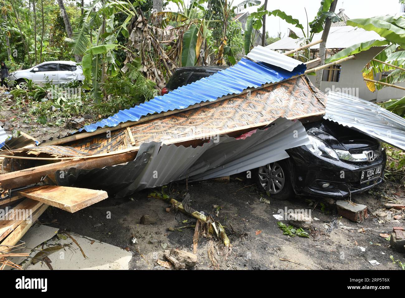 (181223) -- BANTEN, 23 décembre 2018 -- Une voiture est enterrée dans des débris après un tsunami qui a frappé le détroit de Sunda à Pandeglang, province de Banten, en Indonésie, le 23 décembre 2018. Le nombre total de victimes d'un tsunami déclenché par l'éruption du volcan Krakatau Child a augmenté à 168 personnes dans les zones côtières du détroit de la sonde, dans l'ouest de l'Indonésie, a déclaré dimanche un responsable de l'agence de lutte contre les catastrophes. La catastrophe a tué au moins 168 personnes, en a blessé au moins 745 et a fait tomber au total 430 maisons et neuf hôtels, et causé des dommages à des dizaines de navires. INDONESIA-BANTEN-TSUNAMI-AFTERMATH WahyuxWoning PUBLICATIONxNOTxIN Banque D'Images