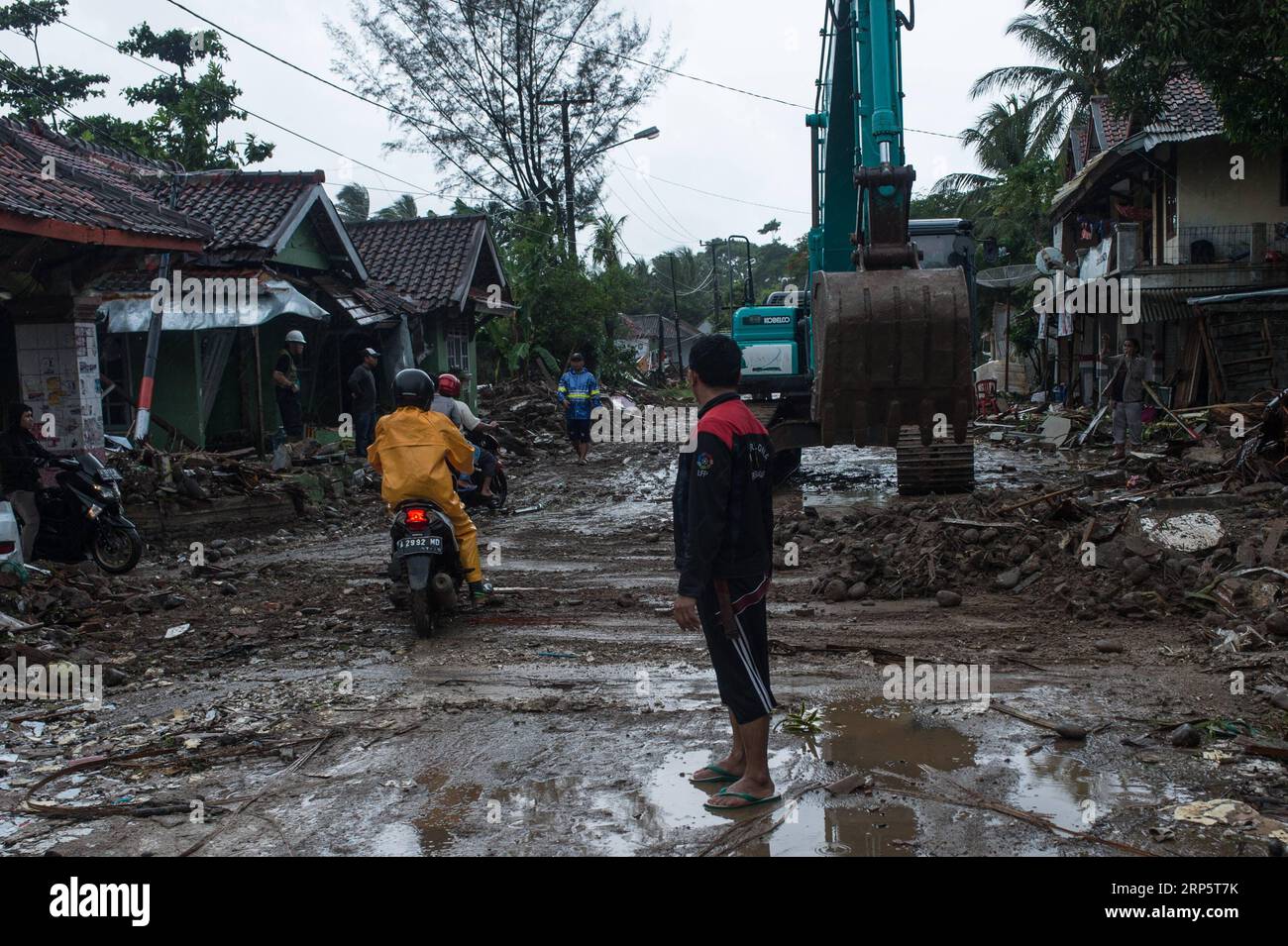 (181223) -- PANDEGLANG, 23 décembre 2018 -- une excavatrice nettoie la route des débris après qu'un tsunami ait frappé le détroit de Sunda à Pandeglang, province de Banten, en Indonésie, le 23 décembre 2018. Le nombre total de victimes d'un tsunami déclenché par l'éruption du volcan Krakatau Child a augmenté à 168 personnes dans les zones côtières du détroit de la sonde, dans l'ouest de l'Indonésie, a déclaré dimanche un responsable de l'agence de lutte contre les catastrophes. La catastrophe a tué au moins 168 personnes, en a blessé au moins 745 et a fait tomber au total 430 maisons et neuf hôtels, et causé des dommages à des dizaines de navires. INDONESIA-PANDEGLANG-TSUNAMI-AFTERMATH VERIXSANOVRI Banque D'Images