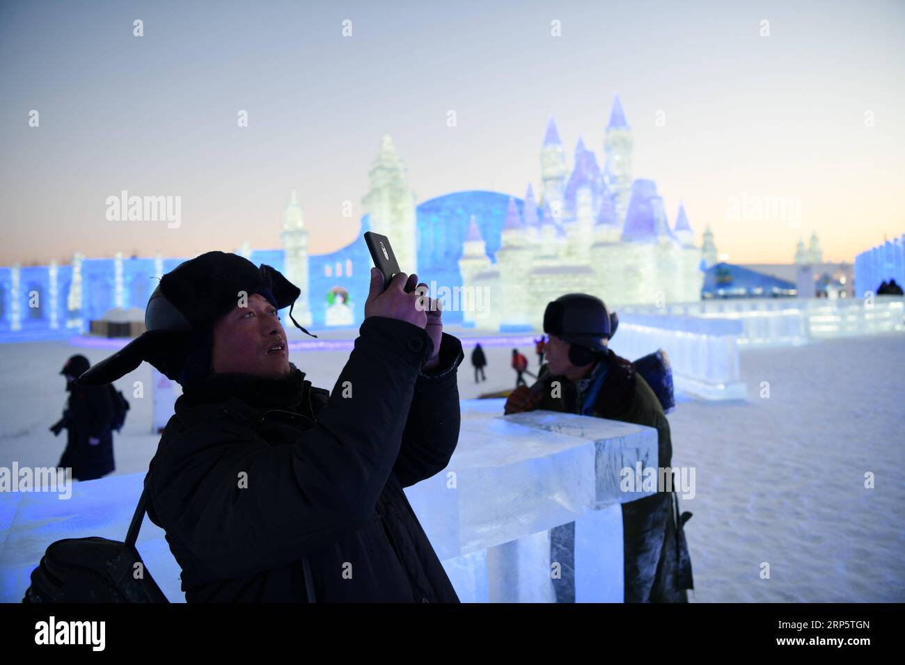 (181223) -- HARBIN, 23 déc. 2018 (Xinhua) -- un ouvrier prend des photos au monde de glace-neige après des travaux de construction à Harbin, capitale de la province du Heilongjiang du nord-est de la Chine, le 23 décembre 2018. Le monde de glace-neige a ouvert ses portes dimanche à Harbin. Couvrant une superficie de 600 000 mètres carrés, le parc a utilisé 110 000 mètres cubes de glace et 120 000 mètres cubes de neige cette année. Plus de 7 000 travailleurs ont rejoint la construction. (Xinhua/Wang Jianwei) CHINA-HARBIN-ICE-SNOW WORLD-OPEN (CN) PUBLICATIONxNOTxINxCHN Banque D'Images