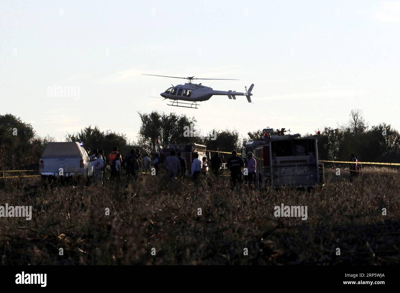 (181225) -- PUEBLA, 25 décembre 2018 -- des membres de la sécurité travaillent sur le site de l'écrasement d'hélicoptère à Coronango, Puebla, Mexique, le 24 décembre 2018. Le gouverneur de l Etat central de Puebla, Martha Erika Alonso, et son mari Rafael Moreno Valle, ancien gouverneur de l Etat, ont été tués dans un accident d hélicoptère lundi, a confirmé le chef du Parti d action nationale Marko Cortes. (RTG) MEXIQUE-PUEBLA-ACCIDENT-HÉLICOPTÈRE CRASH STR PUBLICATIONXNOTXINXCHN Banque D'Images