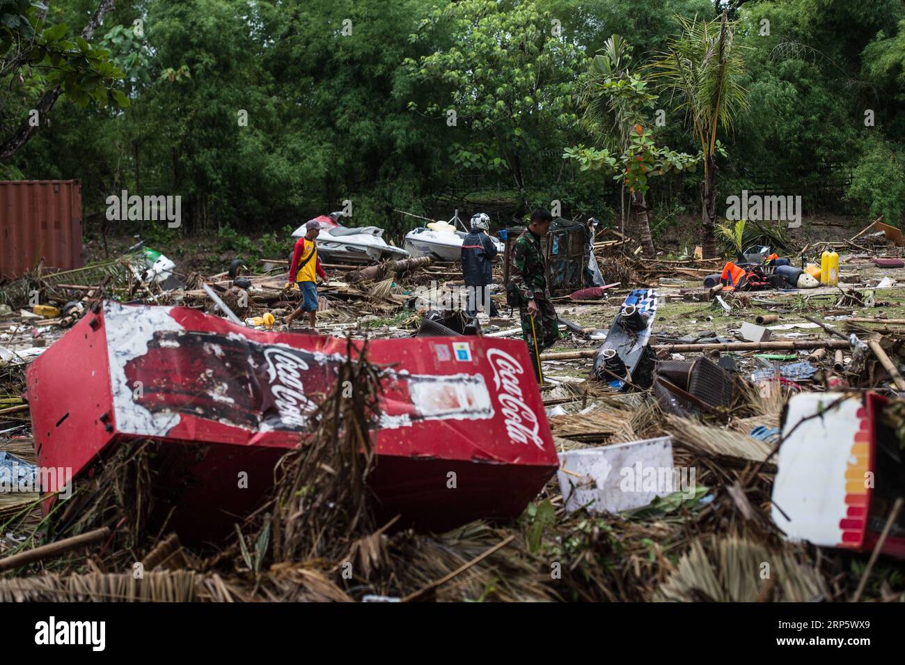 (181225) -- PANDEGLANG, 25 décembre 2018 -- des sauveteurs recherchent des victimes du tsunami dans le district de Tanjung Lesung à Pandeglang, province de Banten, Indonésie, 25 décembre 2018. Les victimes du tsunami déclenché par une éruption volcanique dans le détroit de la sonde en Indonésie ont grimpé à 429 personnes mardi, a déclaré le porte-parole de l'agence nationale de gestion des catastrophes Sutopo Purwo Nugroho lors d'une conférence de presse. INDONESIA-PANDEGLANG-TSUNAMI-AFTERMATH VerixSanovri PUBLICATIONxNOTxINxCHN Banque D'Images