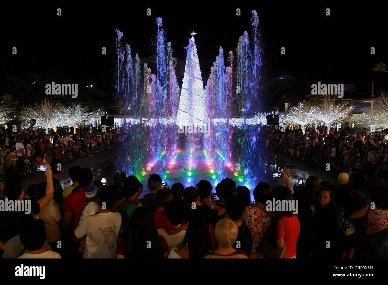 (181225) -- VALENZUELA CITY, 25 décembre 2018 -- des gens célèbrent le jour de Noël dans un parc de Valenzuela City, aux Philippines, le 25 décembre 2018.) PHILIPPINES-VALENZUELA-FÊTE DE NOËL RouellexUmali PUBLICATIONxNOTxINxCHN Banque D'Images