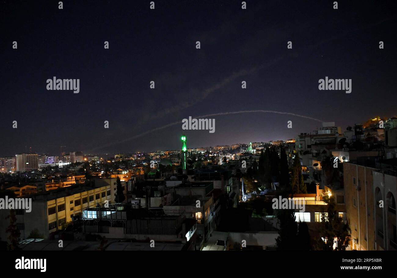 (181225) -- DAMAS, 25 décembre 2018 -- un missile de défense aérienne est vu dans le ciel au-dessus de Damas, en Syrie, le 25 décembre 2018. Les défenses aériennes syriennes ont été déclenchées mardi soir par ce qui semblait être une attaque de missiles autour de la capitale Damas, a rapporté la télévision d'État. SYRIE-DAMAS-DÉFENSES AÉRIENNES-MISSILES-INTERCEPTION AMMARXSAFARJALANI PUBLICATIONXNOTXINXCHN Banque D'Images