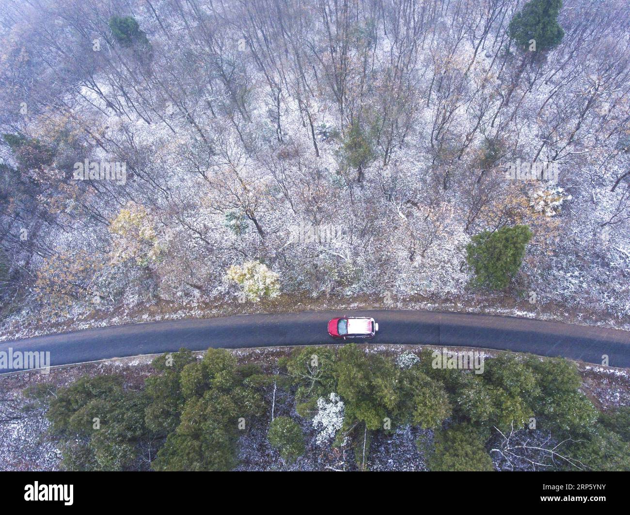 (181227) -- XIANGYANG, 27 déc. 2018 (Xinhua) -- Une voiture roule sur la route dans la ville de Xiangyang, dans la province du Hubei en Chine centrale, 27 déc. 2018. (Xinhua/Yang Dong) CHINA-SNOWFALL (CN) PUBLICATIONxNOTxINxCHN Banque D'Images