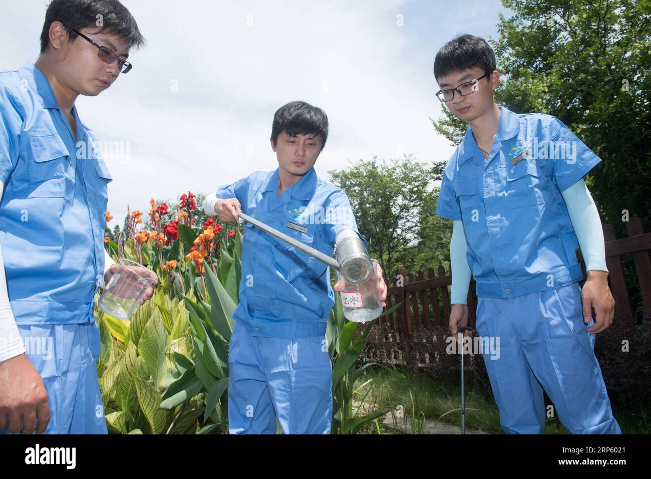 (181228) -- BEIJING, 28 décembre 2018 -- des membres du personnel prélèvent des échantillons d'eau dans une station rurale de traitement des eaux usées du village de Wusi, dans le comté de Deqing, province du Zhejiang, dans l'est de la Chine, le 27 juin 2018. Depuis 2003, Zhejiang a mis en œuvre un projet de refonte du cadre de vie dans les villages. À la fin de l ' année dernière, 97 % des villages de la province avaient achevé de telles révisions. CHINA-ZHEJIANG-VILLAGES-LIVING ENVIRONMENT-EXPERIENCE (CN) WENGXXINGYANG PUBLICATIONXNOTXINXCHN Banque D'Images