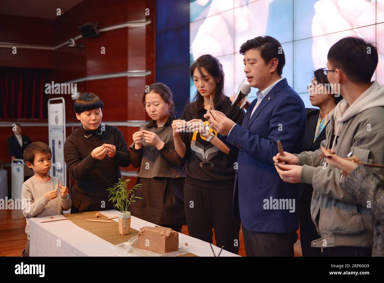 (181229) -- BEIJING, 29 décembre 2018 (Xinhua) -- Zhang Yu, le fabricant de figurine en argile de sixième génération Zhang , prend la parole lors d'une conférence à l'Université normale de Pékin, capitale de la Chine, le 20 décembre 2018. Figure d'argile Zhang est un nom familier de l'art populaire traditionnel en Chine, et une telle œuvre a une histoire de près de 200 ans. Zhang Yu, le fabricant de figurines en argile de sixième génération de sa famille, a pris en charge l’entreprise familiale en 1996, alors qu’il n’avait que 18 ans. Au fil du temps, le métier et la marque ont évolué. Au lieu de fabriquer des figurines et de les vendre comme un vendeur de rue, il a embauché Banque D'Images