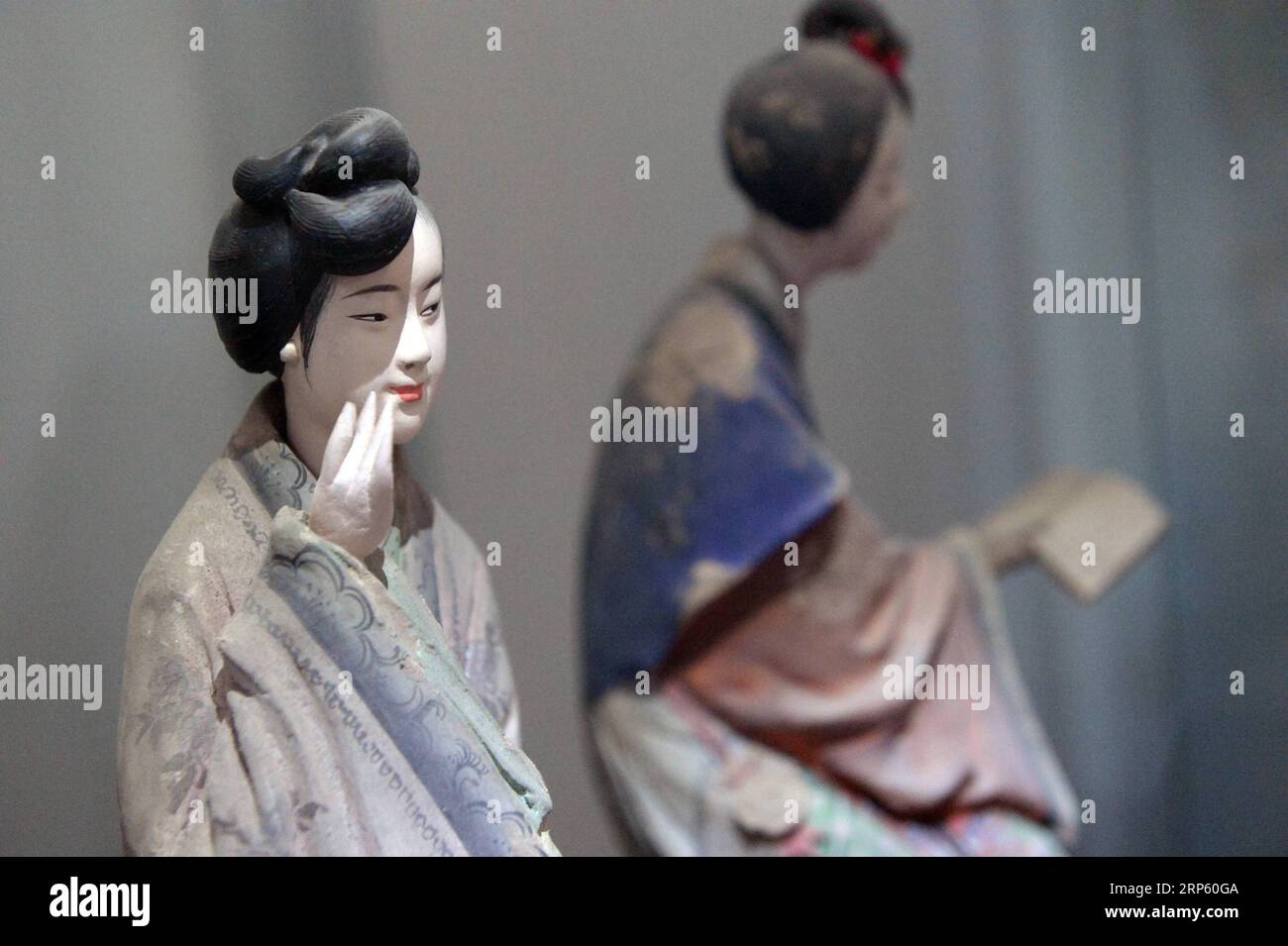 (181229) -- PÉKIN, 29 décembre 2018 (Xinhua) -- une photo prise le 28 décembre 2018 montre les figurines fabriquées par Zhang Yuting, le fabricant de deuxième génération de figurines en argile Zhang , dans la galerie d'art en argile Zhang à Tianjin, dans le nord de la Chine. Figure d'argile Zhang est un nom familier de l'art populaire traditionnel en Chine, et une telle œuvre a une histoire de près de 200 ans. Zhang Yu, le fabricant de figurines en argile de sixième génération de sa famille, a pris en charge l’entreprise familiale en 1996, alors qu’il n’avait que 18 ans. Au fil du temps, le métier et la marque ont évolué. Au lieu de fabriquer des figurines et de les vendre comme une rue Banque D'Images