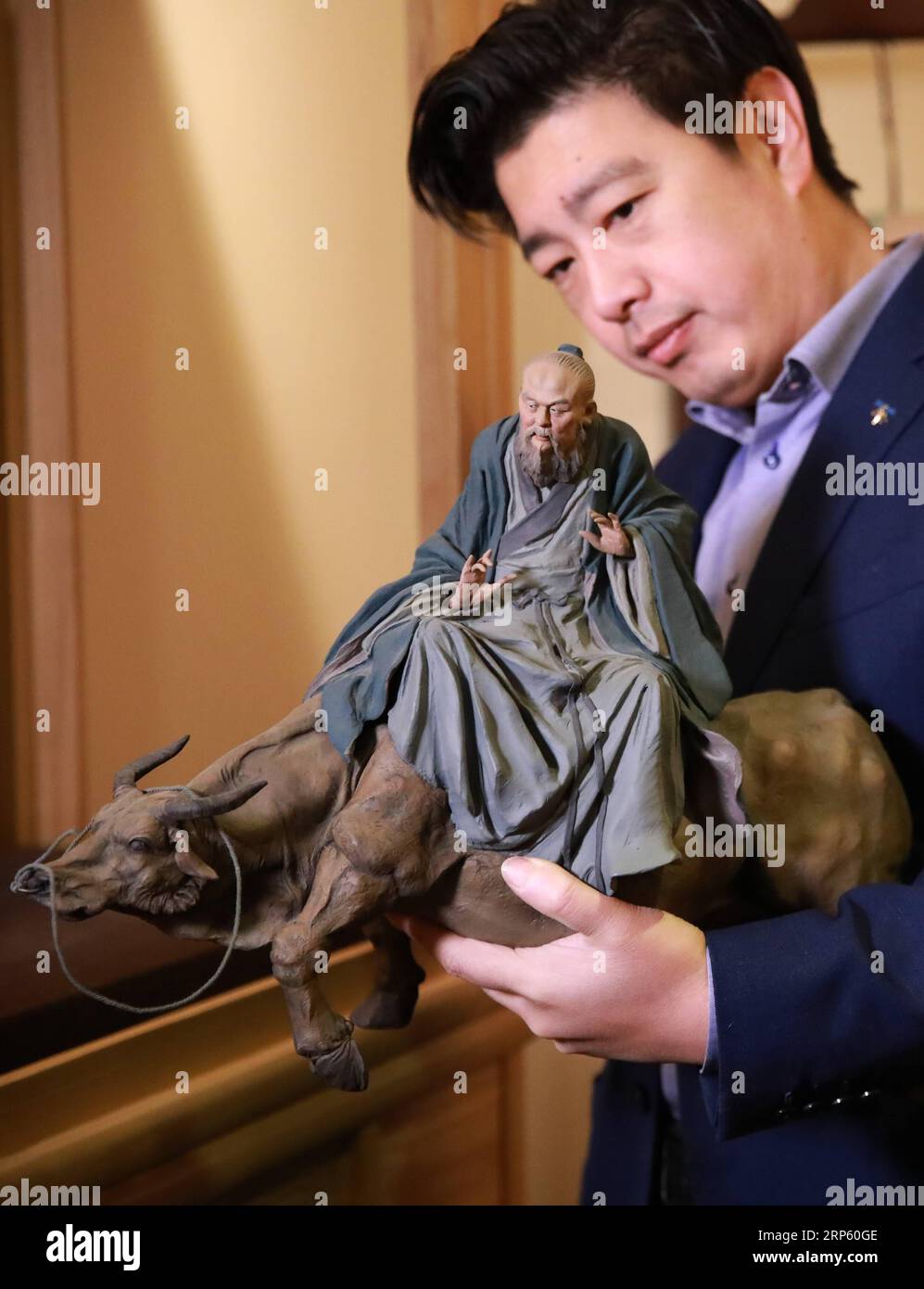 (181229) -- PÉKIN, 29 décembre 2018 (Xinhua) -- Zhang Yu, le fabricant de figurine en argile Zhang de sixième génération, regarde une figurine dans son atelier de la galerie d'art Zhang Figure en argile à Tianjin, dans le nord de la Chine, le 28 décembre 2018. Figure d'argile Zhang est un nom familier de l'art populaire traditionnel en Chine, et une telle œuvre a une histoire de près de 200 ans. Zhang Yu, le fabricant de figurines en argile de sixième génération de sa famille, a pris en charge l’entreprise familiale en 1996, alors qu’il n’avait que 18 ans. Au fil du temps, le métier et la marque ont évolué. Au lieu de fabriquer des figurines et de les vendre comme un vendeur de rue, lui Banque D'Images