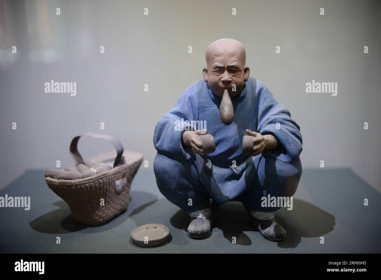 (181229) -- PÉKIN, 29 décembre 2018 (Xinhua) -- une photo prise le 28 décembre 2018 montre une figurine réalisée par Zhang Yuting, le fabricant de deuxième génération de figurines en argile Zhang , dans la galerie d'art de figurine Zhang à Tianjin, dans le nord de la Chine. Figure d'argile Zhang est un nom familier de l'art populaire traditionnel en Chine, et une telle œuvre a une histoire de près de 200 ans. Zhang Yu, le fabricant de figurines en argile de sixième génération de sa famille, a pris en charge l’entreprise familiale en 1996, alors qu’il n’avait que 18 ans. Au fil du temps, le métier et la marque ont évolué. Au lieu de faire des figurines et de les vendre comme une rue ve Banque D'Images