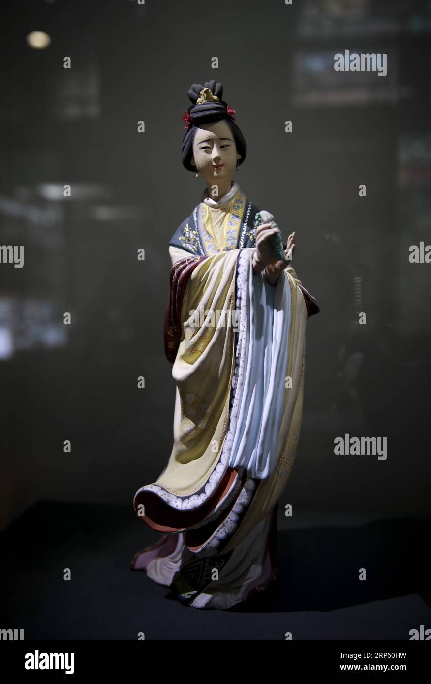 (181229) -- PÉKIN, 29 décembre 2018 (Xinhua) -- une photo prise le 28 décembre 2018 montre une figurine de la galerie d'art Clay Figure Zhang à Tianjin, dans le nord de la Chine. Figure d'argile Zhang est un nom familier de l'art populaire traditionnel en Chine, et une telle œuvre a une histoire de près de 200 ans. Zhang Yu, le fabricant de figurines en argile de sixième génération de sa famille, a pris en charge l’entreprise familiale en 1996, alors qu’il n’avait que 18 ans. Au fil du temps, le métier et la marque ont évolué. Au lieu de fabriquer des figurines et de les vendre comme un vendeur de rue, il a engagé des directeurs artistiques pour exploiter et commercialiser la valeur artistique Banque D'Images