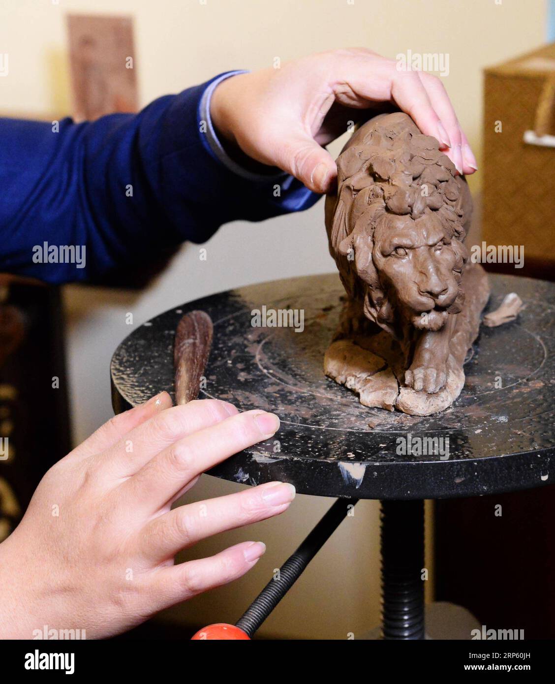 (181229) -- PÉKIN, 29 décembre 2018 (Xinhua) -- Zhang Yu, le fabricant de sixième génération de figurines en argile Zhang, pétrisse une figurine dans son atelier de la galerie d'art Clay Figure Zhang à Tianjin, dans le nord de la Chine, le 28 décembre 2018. Figure d'argile Zhang est un nom familier de l'art populaire traditionnel en Chine, et une telle œuvre a une histoire de près de 200 ans. Zhang Yu, le fabricant de figurines en argile de sixième génération de sa famille, a pris en charge l’entreprise familiale en 1996, alors qu’il n’avait que 18 ans. Au fil du temps, le métier et la marque ont évolué. Au lieu de faire des figurines et de les vendre comme un vendeur de rue, il h Banque D'Images