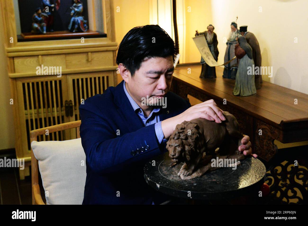 (181229) -- PÉKIN, 29 décembre 2018 (Xinhua) -- Zhang Yu, le fabricant de sixième génération de figurines en argile Zhang, pétrisse une figurine dans son atelier de la galerie d'art Clay Figure Zhang à Tianjin, dans le nord de la Chine, le 28 décembre 2018. Figure d'argile Zhang est un nom familier de l'art populaire traditionnel en Chine, et une telle œuvre a une histoire de près de 200 ans. Zhang Yu, le fabricant de figurines en argile de sixième génération de sa famille, a pris en charge l’entreprise familiale en 1996, alors qu’il n’avait que 18 ans. Au fil du temps, le métier et la marque ont évolué. Au lieu de faire des figurines et de les vendre comme un vendeur de rue, il h Banque D'Images