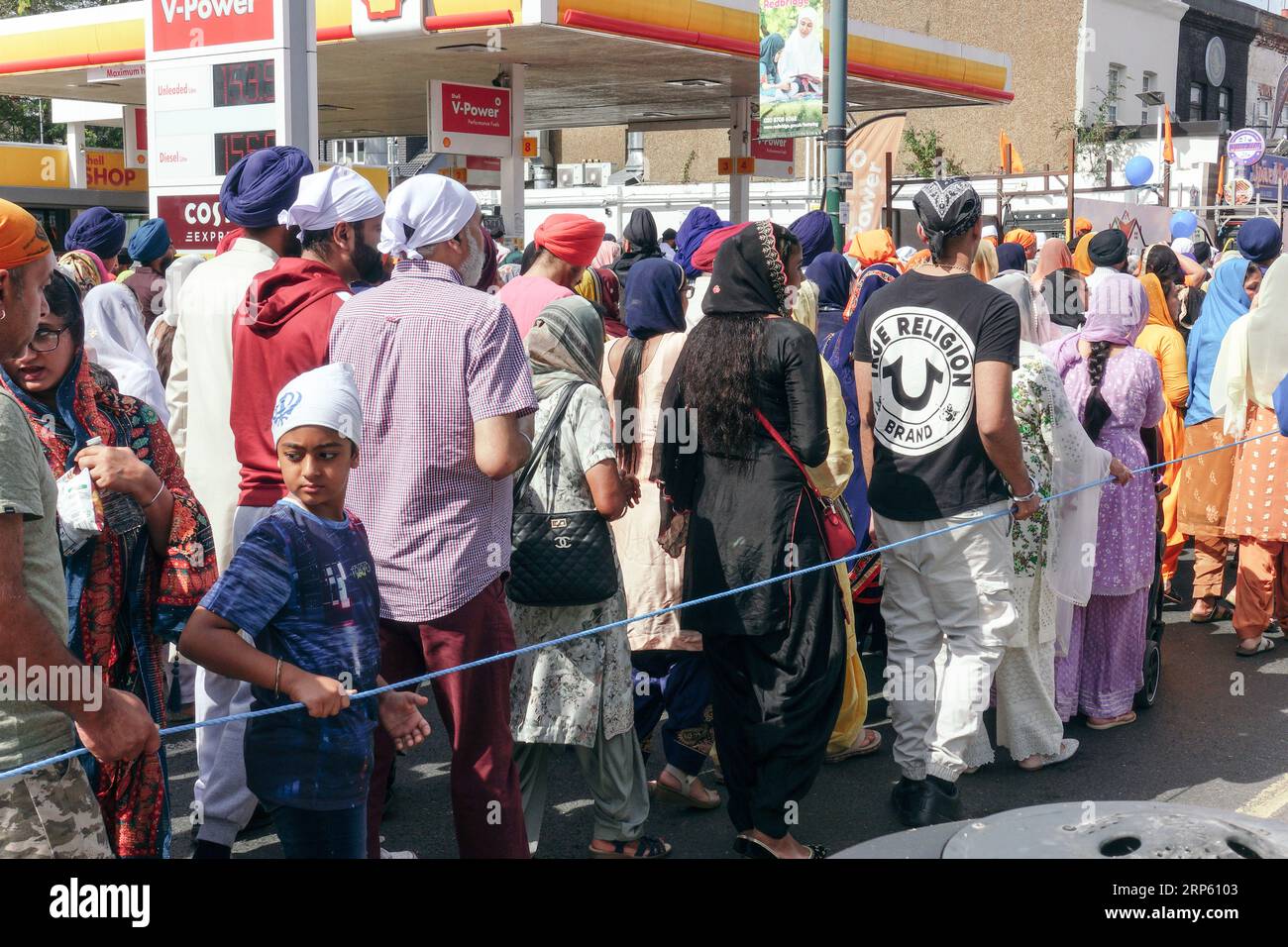 Londres, Royaume-Uni. 3 septembre 2023. Des milliers de Sikhs prennent part à la procession annuelle Nagar Kirtan, commençant à North Street Gurdwara, Barking et se terminant à High Road, Seven Kings Gurdwara, Ilford. © Simon King/ Alamy Live News Banque D'Images