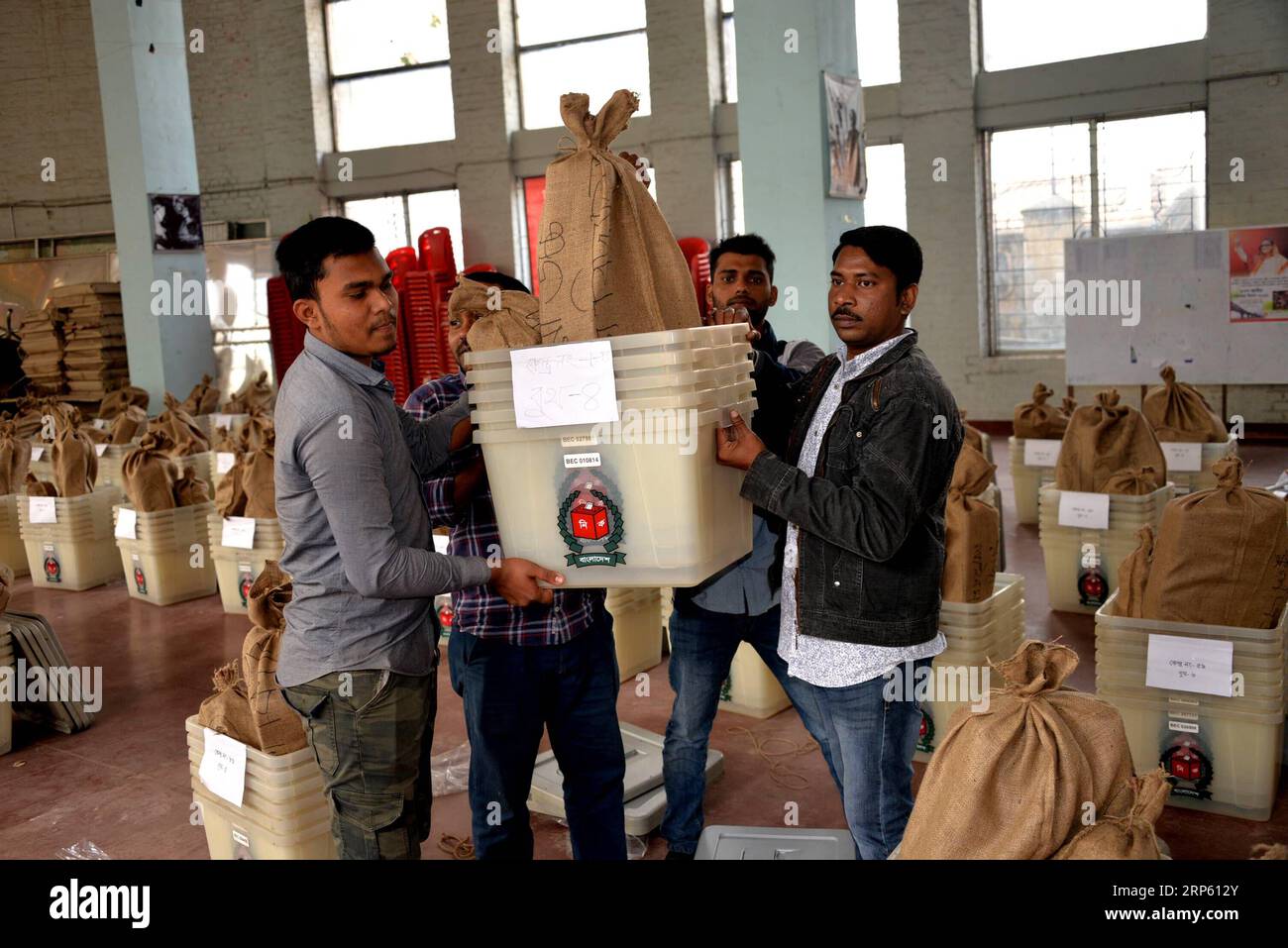 (181229) -- DHAKA, 29 décembre 2018 -- des responsables électoraux bangladais transportent du matériel électoral dans un centre de distribution à Dhaka, capitale du Bangladesh, 29 décembre 2018. Des troupes patrouillaient dans les rues de Dhaka, la capitale bangladaise, après que la commission électorale ait autorisé le déploiement de plus de 12 000 soldats pour aider l'administration civile à assurer la sécurité avant les élections parlementaires de dimanche. BANGLADESH-DHAKA-ELECTION-PREPARATION Naim-ul-karim PUBLICATIONxNOTxINxCHN Banque D'Images