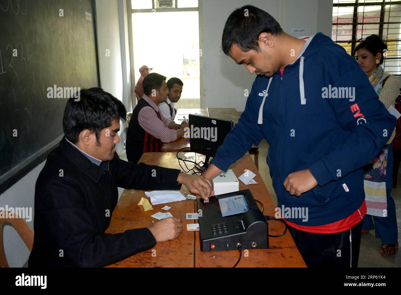 (181230) -- DHAKA, le 30 décembre 2018 -- Un électeur utilise un appareil de vote électronique pour voter dans un bureau de vote à Dhaka, Bangladesh, le 30 décembre 2018. Le vote national a commencé dimanche matin aux élections générales du Bangladesh pour élire des centaines de représentants au Parlement, suite à des rapports de violence errante. BANGLADESH-DHAKA-ELECTIONS GÉNÉRALES-VOTE SalimxReza PUBLICATIONxNOTxINxCHN Banque D'Images