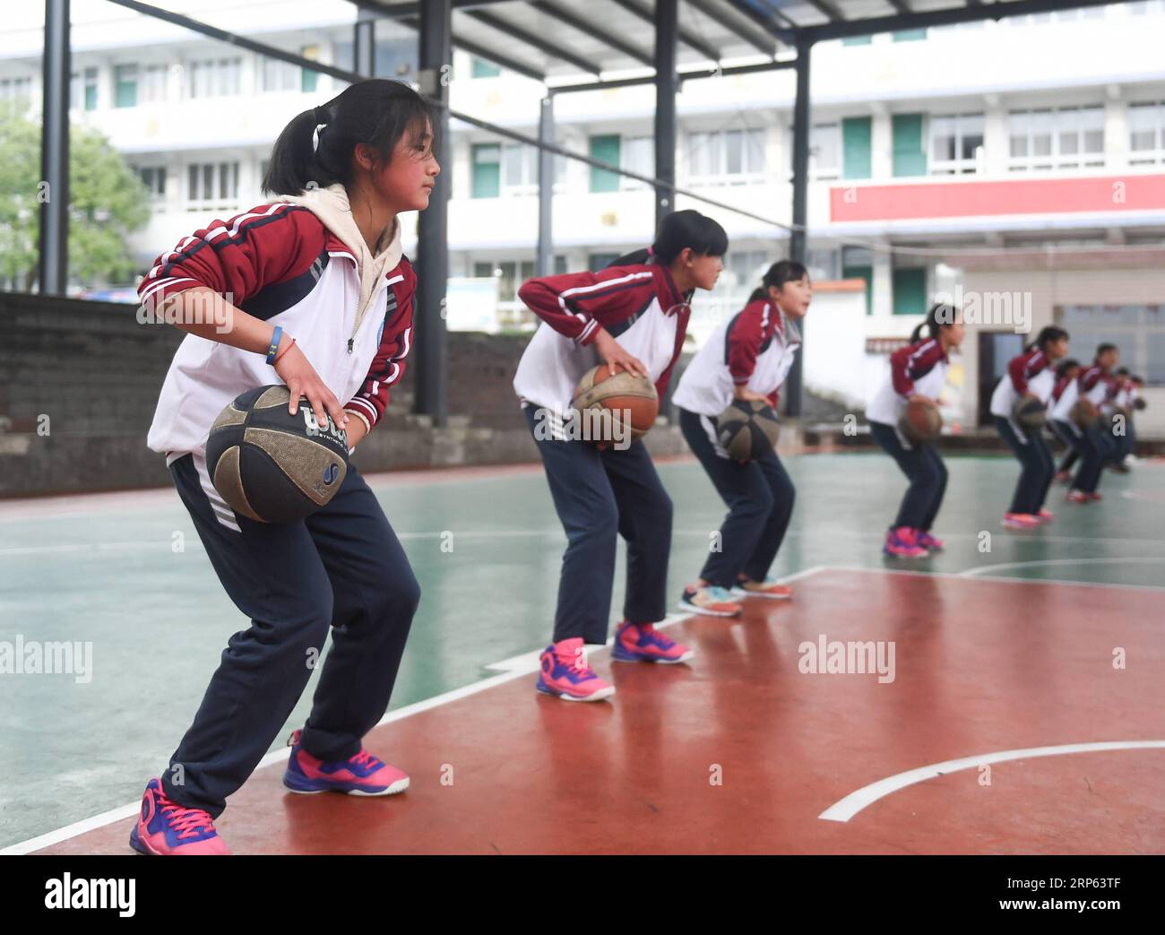 (190101) -- JULIAN, JAN. 1 décembre 2019 (Xinhua) -- des filles de l'équipe de basket-ball participent à une séance d'entraînement à l'école centrale de Haoba, dans le comté de Junlian, dans la ville de Yibin, dans la province du Sichuan, dans le sud-ouest de la Chine, le 7 décembre 2018. Située dans les vastes montagnes de Wumeng, dans la province du Sichuan du sud-ouest de la Chine, l école centrale de Haoba est une école de neuf ans qui offre un enseignement primaire et secondaire, tout comme les autres écoles de cette région montagneuse. Cependant, une équipe de basket-ball formée par des étudiantes a rendu l'école très célèbre dans son canton, même dans les villes voisines. L'équipe a été fondée en 2005 Banque D'Images