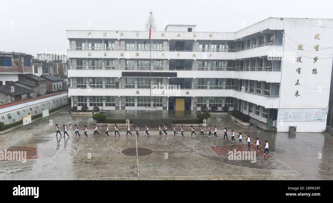 (190101) -- JULIAN, JAN. 1, 2019 (Xinhua) -- les filles de l'équipe de basket-ball s'échauffent avant une séance de formation dans la cour de l'école centrale de Haoba dans le comté de Junlian de la ville de Yibin dans le sud-ouest de la province du Sichuan, le 8 décembre 2018. Située dans les vastes montagnes de Wumeng, dans la province du Sichuan du sud-ouest de la Chine, l école centrale de Haoba est une école de neuf ans qui offre un enseignement primaire et secondaire, tout comme les autres écoles de cette région montagneuse. Cependant, une équipe de basket-ball formée par des étudiantes a rendu l'école très célèbre dans son canton, même dans les villes voisines. Le thé Banque D'Images
