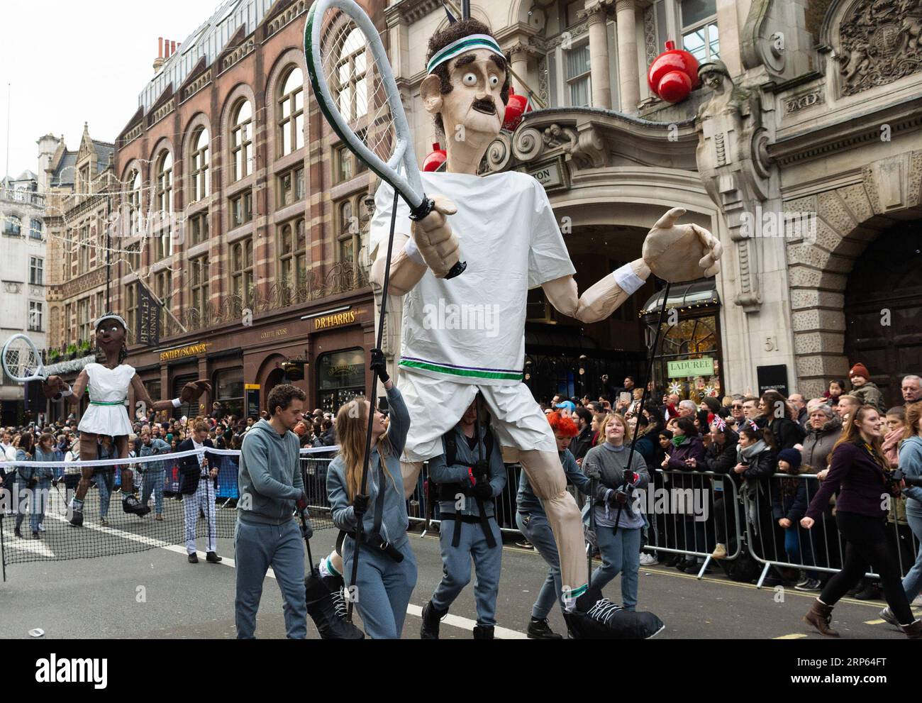 (190101) -- LONDRES, le 1 janvier 2019 -- les artistes assistent au défilé annuel du jour de l an à Londres, Grande-Bretagne, le 1 janvier 2019.) BRETAGNE-LONDRES-NOUVEL AN-PARADE RayxTang PUBLICATIONxNOTxINxCHN Banque D'Images