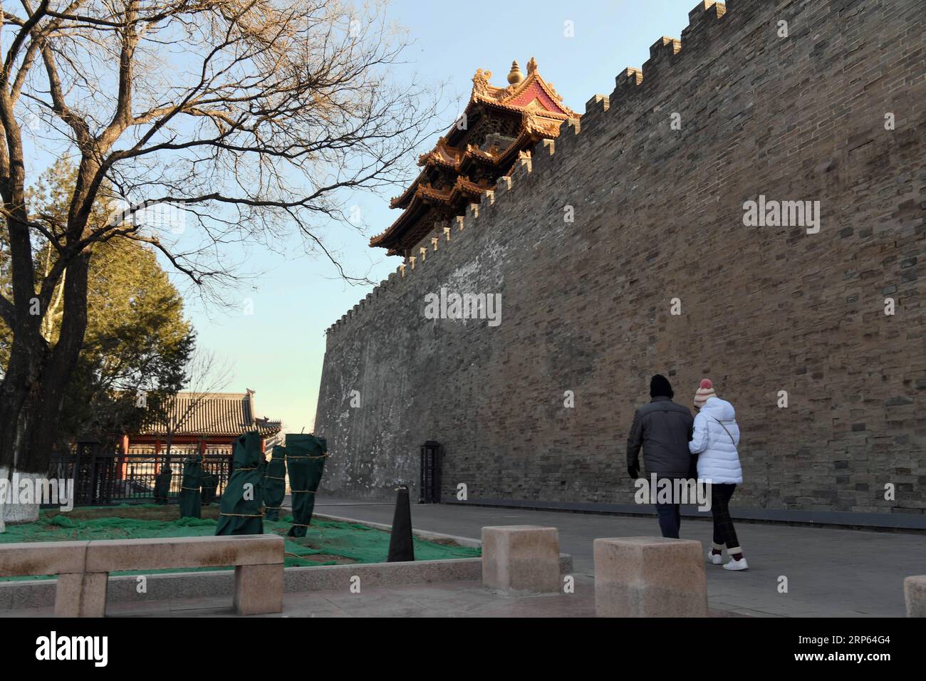 (190101) -- PÉKIN, 1 janv. 2019 (Xinhua) -- les touristes passent devant le mur du musée du palais à Pékin, capitale de la Chine, le 1 janvier 2019. Afin d'améliorer encore les expériences de visite et de relâcher la pression sur les sorties, à partir du 1 janvier 2019, le musée ouvrira la zone entre sa porte nord des prouesses divines (Shenwu) et la porte est de la gloire orientale (Donghua). (Xinhua/Jin Liangkuai) (InPalaceMuseum)CHINA-BEIJING-PALACE MUSEUM-OPEN AREA-EXPANSION (CN) PUBLICATIONxNOTxINxCHN Banque D'Images