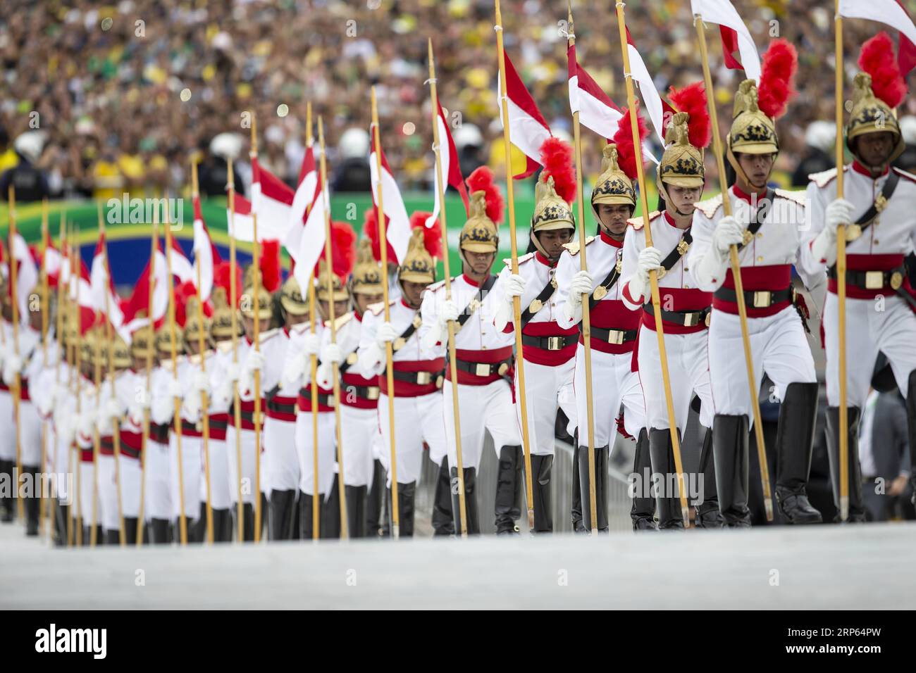 (190101) -- BRASILIA, 1 janvier 2019 -- le bataillon de la garde présidentielle arrive à la cérémonie d'inauguration à Brasilia, capitale du Brésil, le 1 janvier 2019. Le capitaine de l armée devenu politicien Jair Bolsonaro a prêté serment mardi en tant que président du Brésil dans un climat de sécurité renforcée. BRÉSIL-BRASILIA-JAIR BOLSONARO-PRÉSIDENT-INAUGURATION LIXMING PUBLICATIONXNOTXINXCHN Banque D'Images