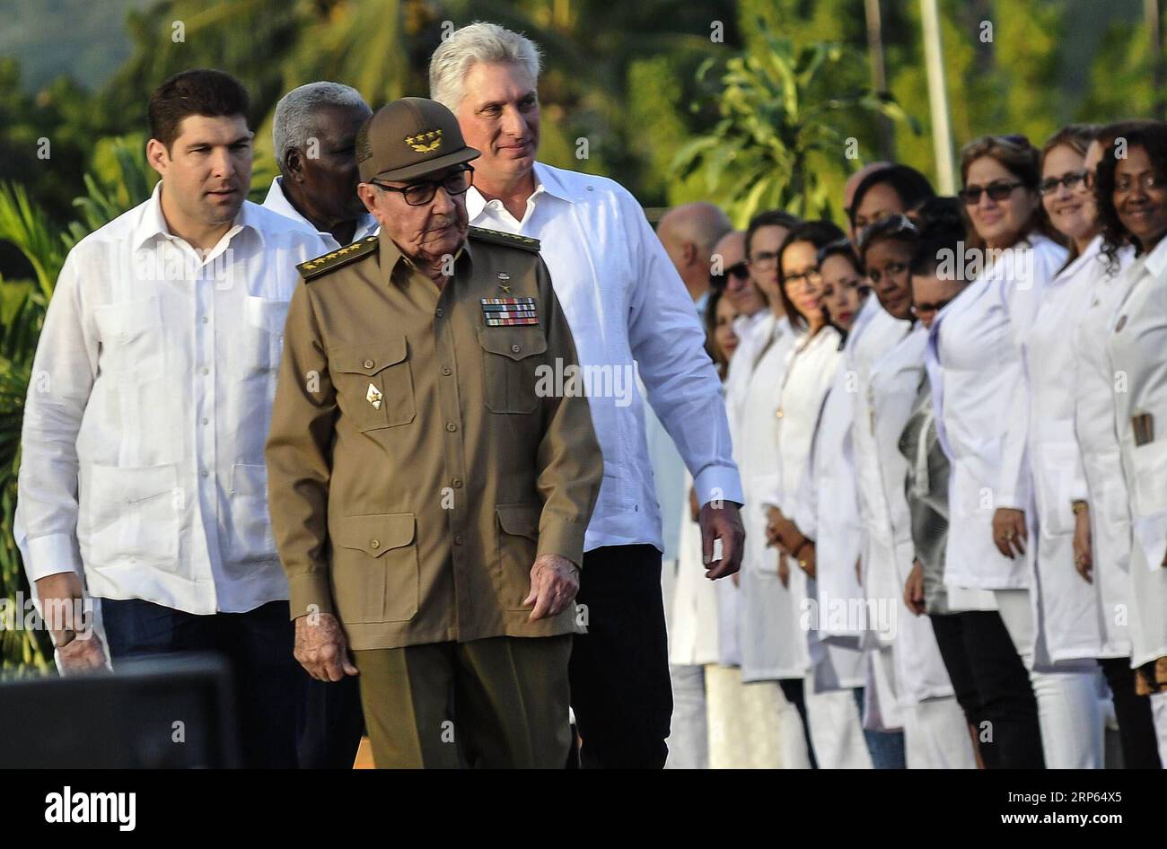 (190102) -- LA HAVANE, 2 janvier 2019 -- Raul Castro (avant C), premier secrétaire du Comité central du Parti communiste de Cuba et le président cubain Miguel Diaz-Canel (4e L) assistent à une cérémonie marquant le 60e anniversaire de la victoire révolutionnaire de Cuba au cimetière Santa Ifigenia à Santiago de Cuba, Cuba, le 1 janvier 2019. Raul Castro a réitéré mardi la volonté de sa nation de coexister en paix avec les États-Unis malgré leurs divergences politiques. Nous avons la volonté de coexister de manière civilisée, pacifique, respectueuse et mutuellement bénéfique avec les États-Unis, Castro Banque D'Images