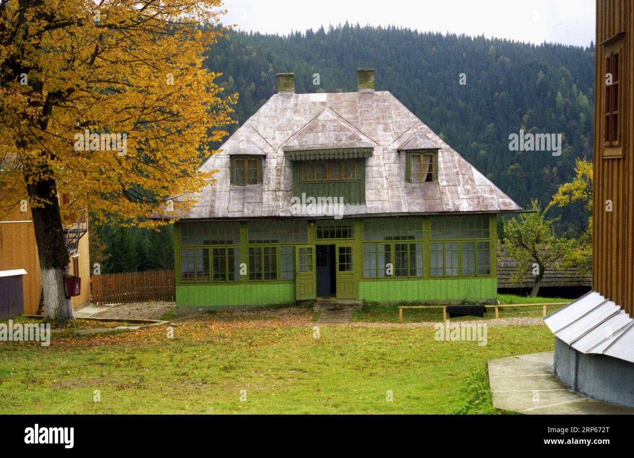 Monastère de Rarau, comté de Suceava, Roumanie, env. 2000. Petite maison traditionnelle servant de cellule monastique. Banque D'Images