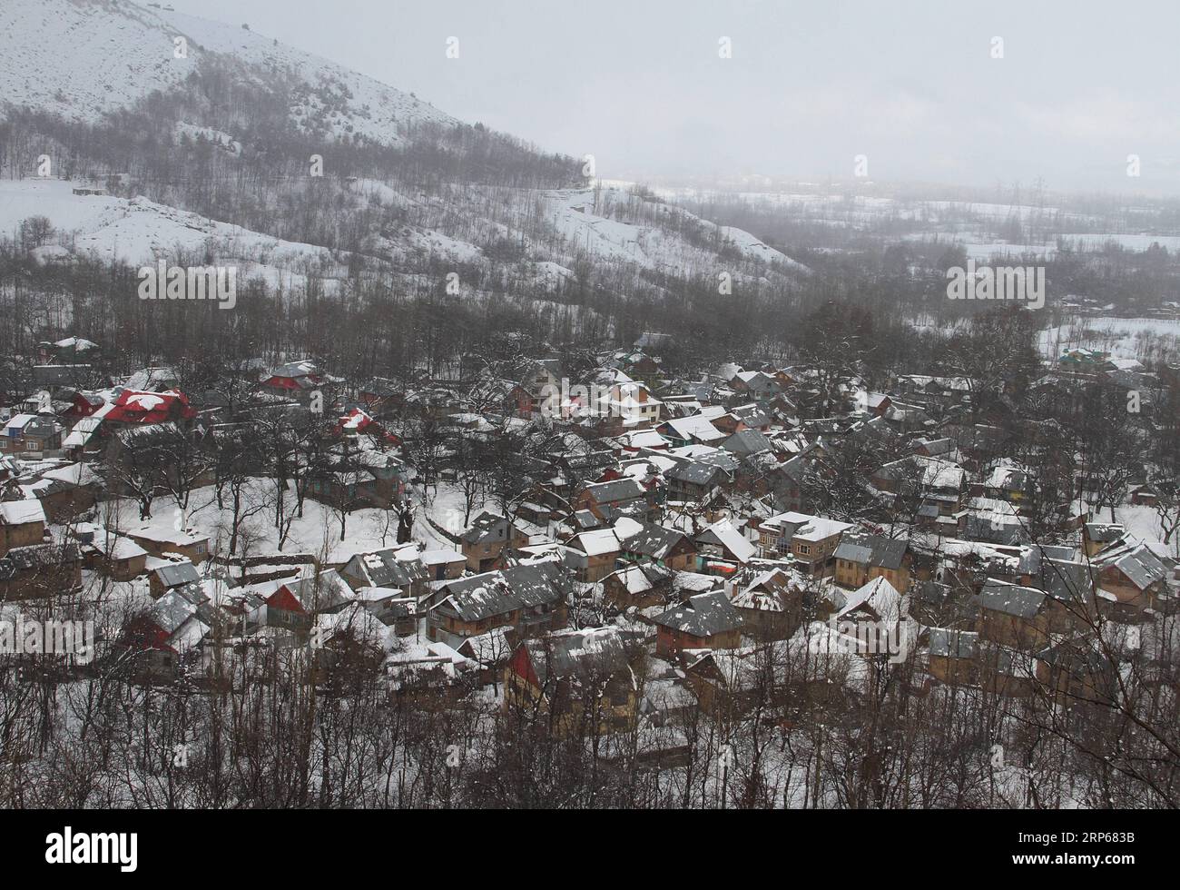 (190105) -- SRINAGAR, 5 janvier 2019 -- la photo prise le 5 janvier 2019 montre la vue d'un village enneigé après une chute de neige dans la région de Qazigund dans le district d'Anantnag, au sud de la ville de Srinagar, capitale estivale du Cachemire contrôlé par les Indiens. La vie normale dans le Cachemire contrôlé par l'Inde a été perturbée samedi par de fortes chutes de neige qui ont frappé la région, ont déclaré les responsables. KASHMIR-SRINAGAR-SNOWFALL JavedxDar PUBLICATIONxNOTxINxCHN Banque D'Images