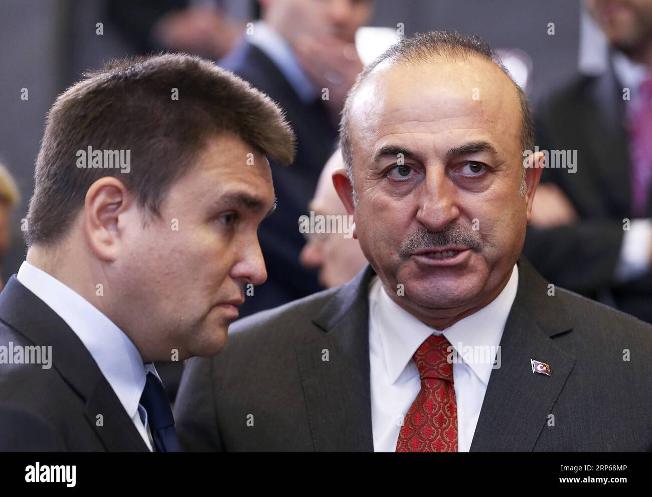 (190106) -- PÉKIN, 6 janv. 2019 (Xinhua) -- Portraits du 2018 décembre le ministre turc des Affaires étrangères Mevlut Cavusoglu (R) s'entretient avec son homologue ukrainien Pavlo Klimkin lors de la réunion des ministres des Affaires étrangères de l'OTAN à Bruxelles, Belgique, le 4 décembre 2018. (Xinhua/Ye Pingfan) Portraits de décembre 2018 PUBLICATIONxNOTxINxCHN Banque D'Images