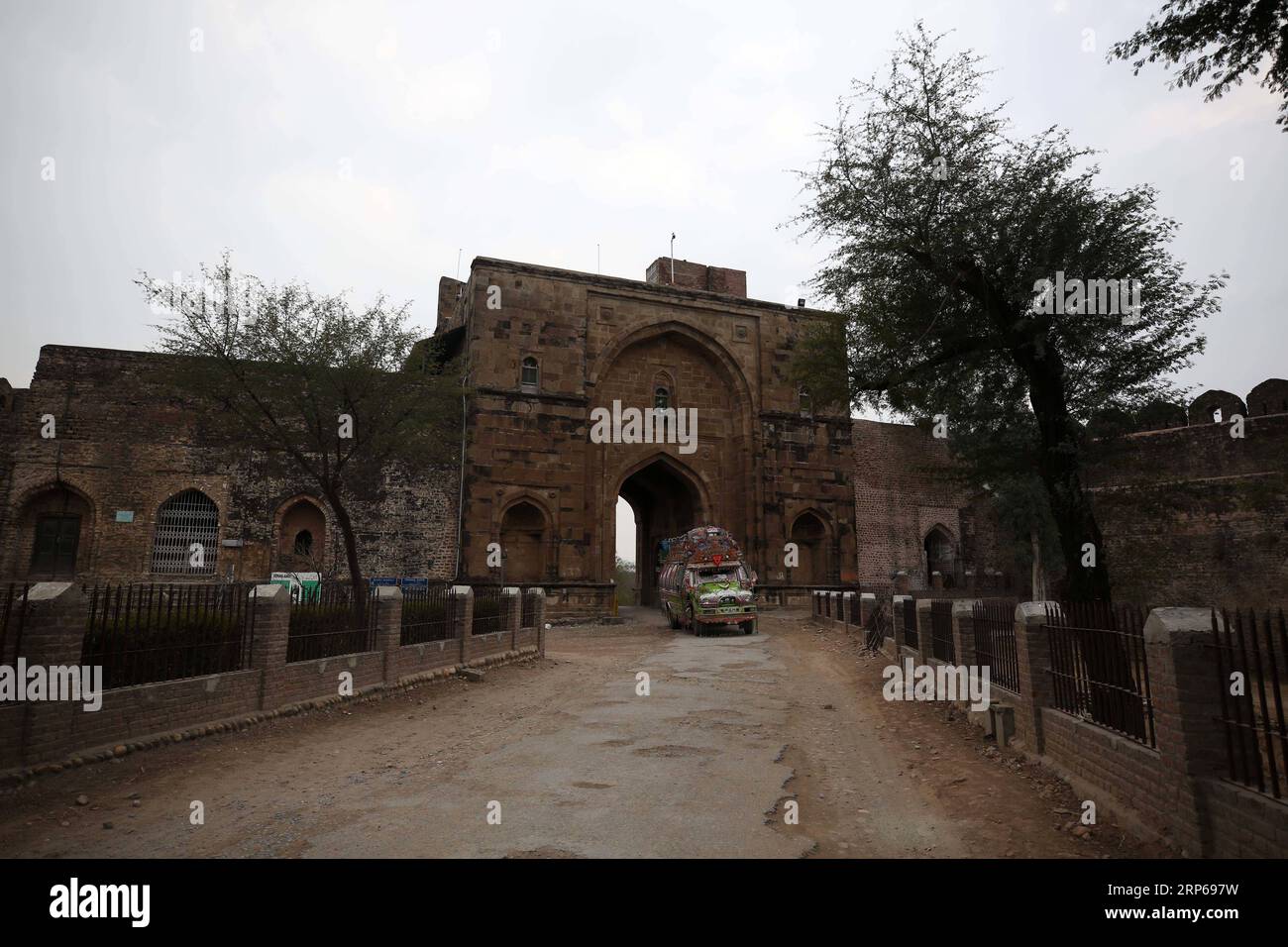 (190106) -- JHELUM, 6 janvier 2019 -- une photo prise le 5 janvier 2019 montre un bus qui passe par une porte monumentale à l'intérieur du fort Rohtas dans la ville de Jhelum dans la province du Punjab, au Pakistan. Le fort est connu pour ses grands murs défensifs, et plusieurs portes monumentales. L'UNESCO a classé le fort de Rohtas comme un patrimoine culturel mondial en 1997 parce qu'il est un exemple exceptionnel de l'architecture militaire musulmane primitive en Asie centrale et du Sud. PAKISTAN-JHELUM-ROHTAS FORT AhmadxKamal PUBLICATIONxNOTxINxCHN Banque D'Images