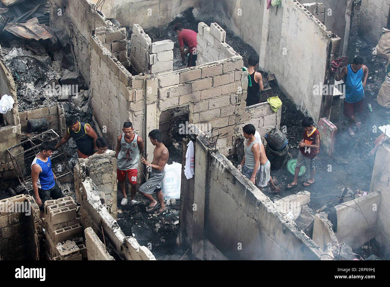 (190106) -- QUEZON CITY, 6 janvier 2019 -- les résidents retournent chez eux carbonisés pour chercher leurs effets personnels après un incendie dans un bidonville de Quezon City, aux Philippines, le 6 janvier 2019. Plus de 100 bidonvilles ont été rasées dans l'incendie, laissant 200 familles sans abri et 5 personnes blessées. LES PHILIPPINES-QUEZON CITY-FIRE-AFTERMATH ROUELLEXUMALI PUBLICATIONXNOTXINXCHN Banque D'Images