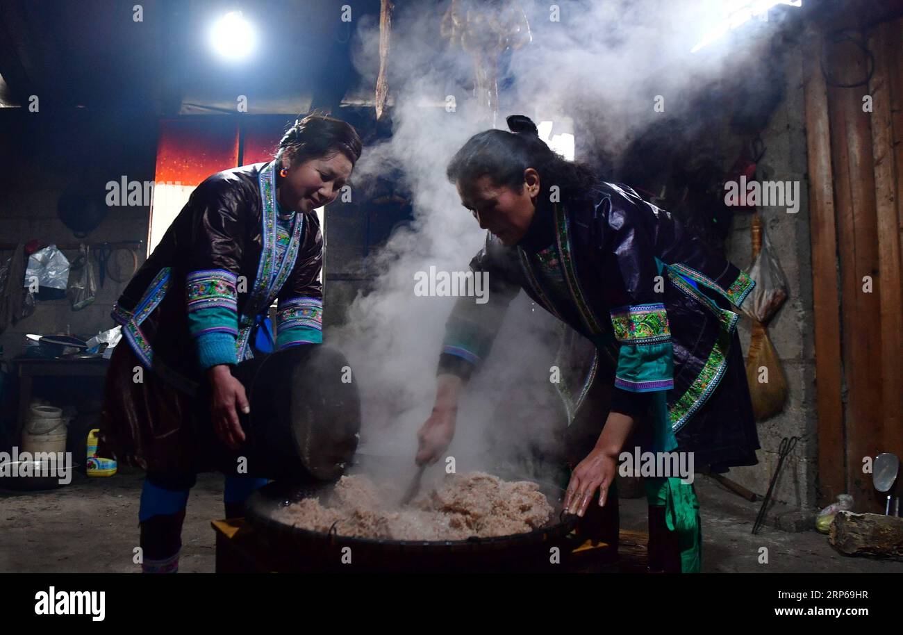 (190106) -- RONGSHUI, 6 janvier 2019 -- les villageois cuisinent du riz gluant à la maison à Rongshui, ville de Liuzhou, dans la région autonome Guangxi Zhuang du sud de la Chine, 5 janvier 2019. Les Miao locaux ont célébré leur nouvel an traditionnel de diverses manières.) CHINE-GUANGXI-LIUZHOU-MIAO PEUPLE-NOUVEL AN (CN) HUANGXXIAOBANG PUBLICATIONXNOTXINXCHN Banque D'Images