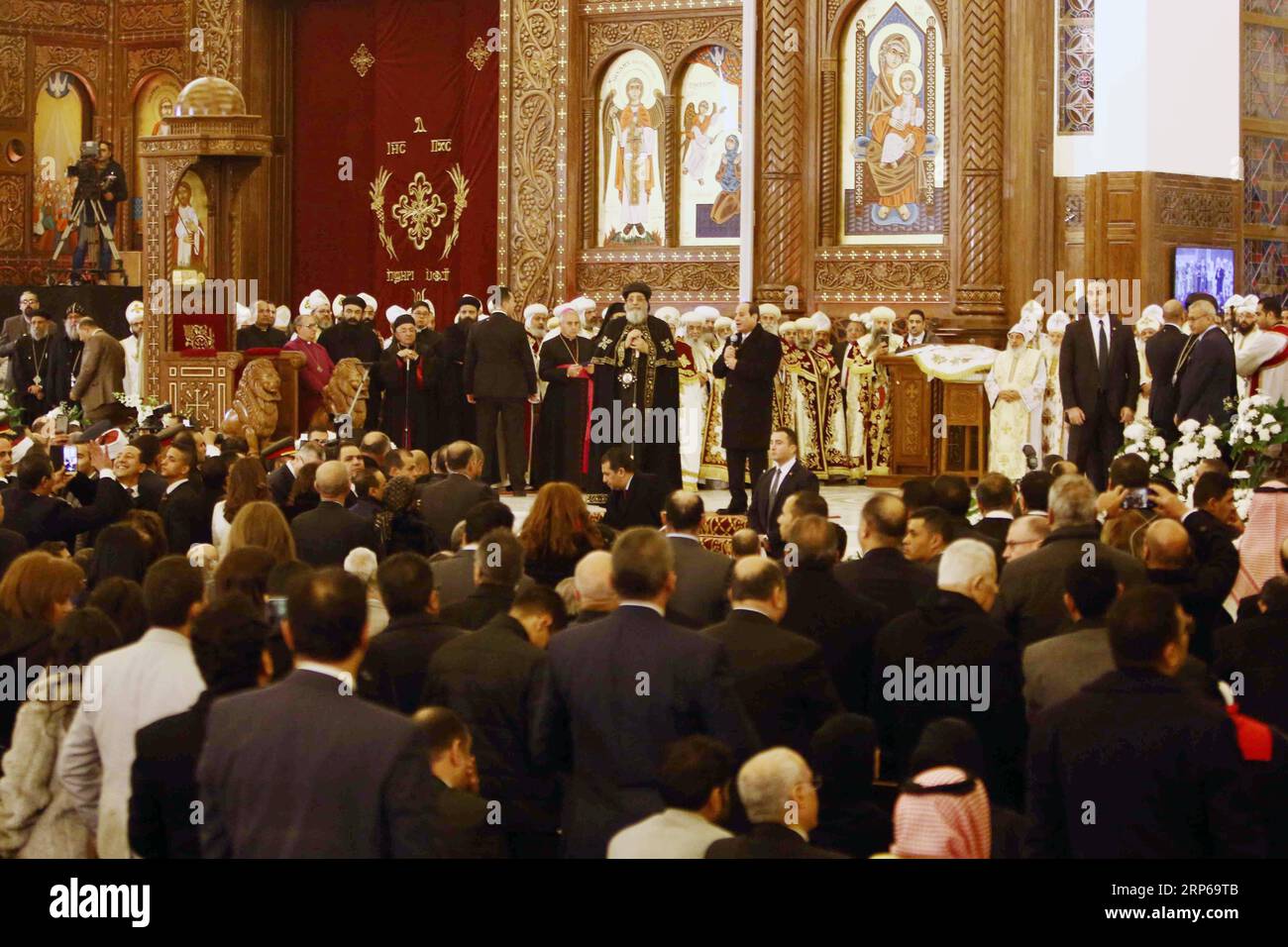(190107) -- LE CAIRE, 7 janvier 2019 -- le président égyptien Abdel Fattah al-Sisi (R, central) prend la parole lors d'une messe de Noël orthodoxe copte à la nouvelle cathédrale de la Nativité du Christ dans la nouvelle capitale administrative de l'Égypte, à environ 50 km à l'est du Caire, en Égypte, le 6 janvier 2019.) EGYPTE-CAIRE-COPT-MESSE DE NOËL AHMEDXGOMAA PUBLICATIONXNOTXINXCHN Banque D'Images