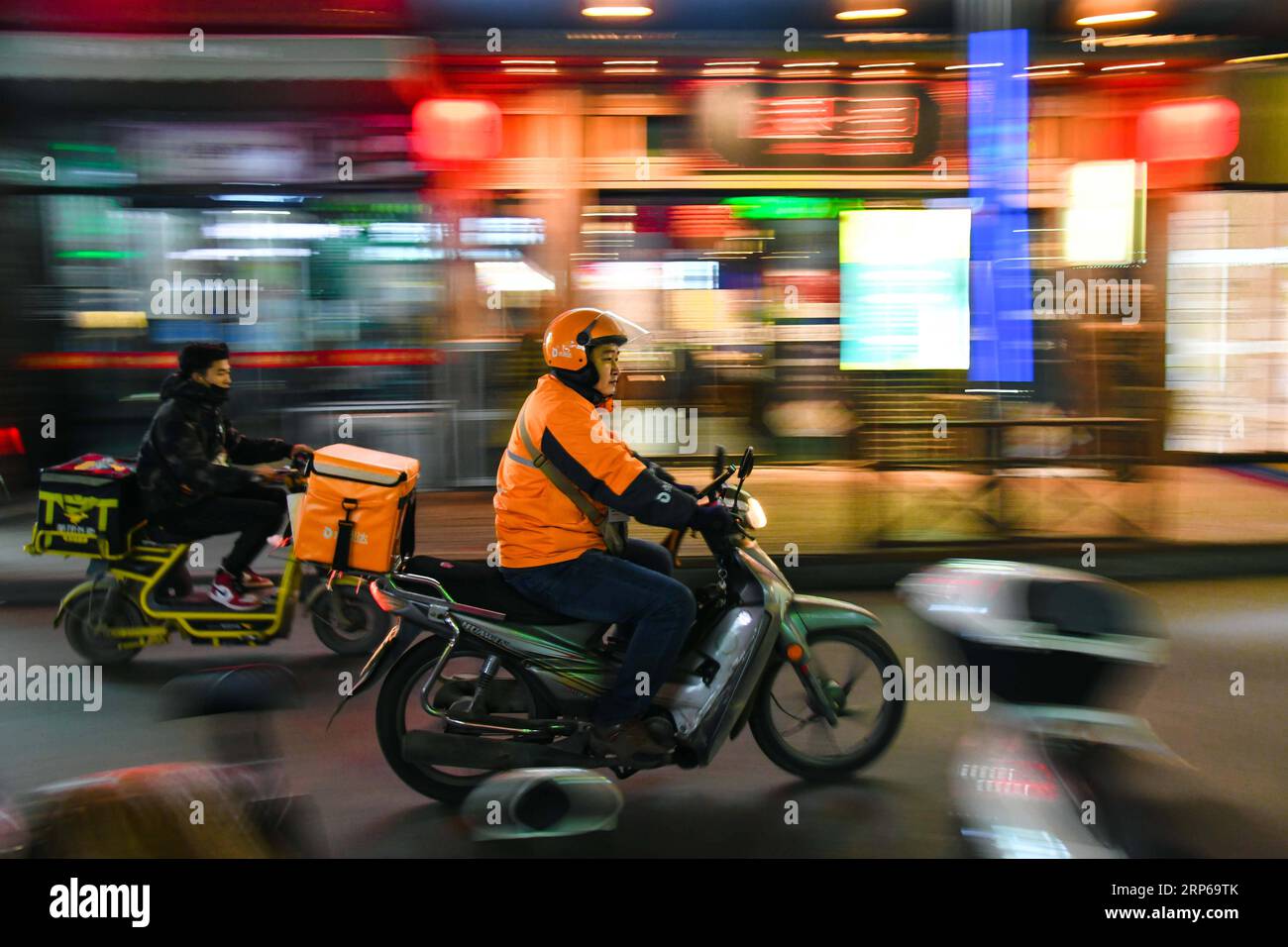 (190107) -- BEIJING, 7 janvier 2019 -- le livreur malentendant Yang Pengpeng est photographié pendant le travail dans le district de Kuiwen de Weifang, dans la province du Shandong de l est de la Chine, le 8 novembre 2018. Le secteur chinois de la livraison express a traité 50,5 milliards de colis en 2018, en hausse de 25,8 % par rapport à l année précédente, selon les données du State Post Bureau (SPB). Le revenu brut des entreprises du secteur a augmenté de 21,2 pour cent d'année en année pour atteindre 601 milliards de yuans (environ 88 milliards de dollars américains) l'an dernier, selon le SPB. CHINA-EXPRESS LIVRAISON SECTEUR-EXPANSION (CN) GUOXXULEI PUBLICATIONXNOTXINXCHN Banque D'Images