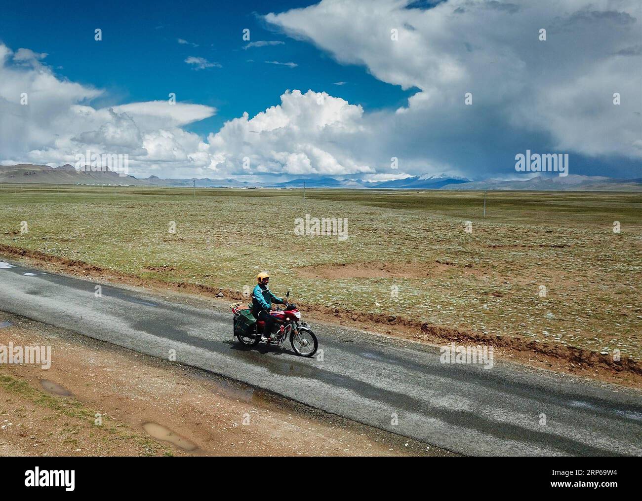 (190107) -- PÉKIN, 7 janvier 2019 -- le coursier à moto Gesang Cering effectue une tâche de livraison de courrier dans le canton de Pumaqangtang du comté de Nagarze à Shannan, dans la région autonome du Tibet du sud-ouest de la Chine, le 27 juillet 2018. Le secteur chinois de la livraison express a traité 50,5 milliards de colis en 2018, en hausse de 25,8 % par rapport à l année précédente, selon les données du State Post Bureau (SPB). Le revenu brut des entreprises du secteur a augmenté de 21,2 pour cent d'année en année pour atteindre 601 milliards de yuans (environ 88 milliards de dollars américains) l'an dernier, selon le SPB. CHINA-EXPRESS LIVRAISON SECTEUR-EXPANSION (CN) LIXHE PUBLICATIONXNOTXINXCHN Banque D'Images