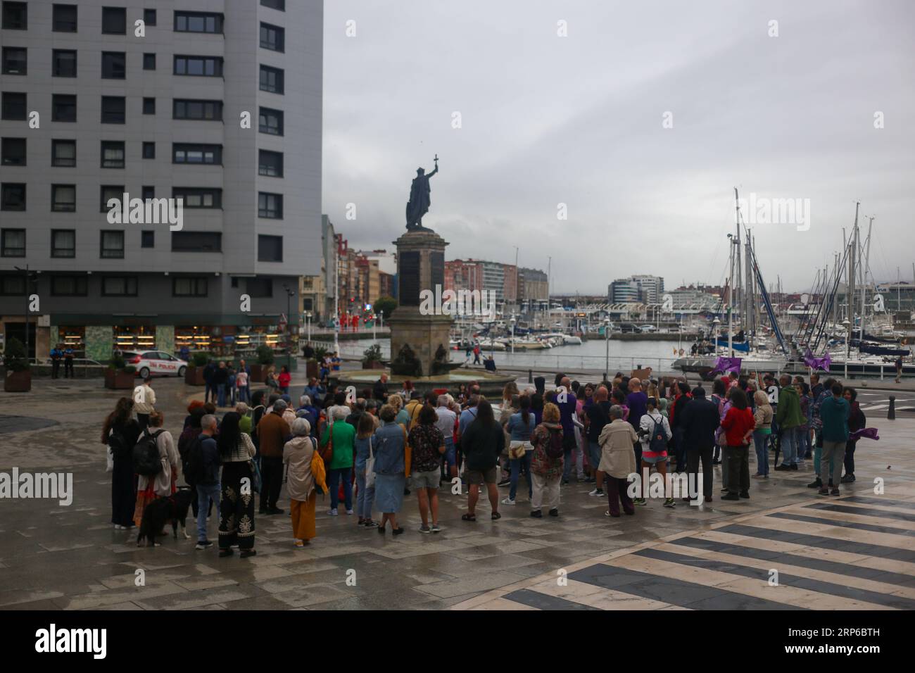 Gijon, Espagne. 01 septembre 2023. Gijon, Espagne, 1 septembre 2023 : vue des cinquante personnes qui se sont rassemblées à Gijón lors de la concentration contre Luis Rubiales, le 1 septembre 2023, à Gijón, Espagne. (Photo Alberto Brevers/Pacific Press/Sipa USA) crédit : SIPA US/Alamy Live News Banque D'Images
