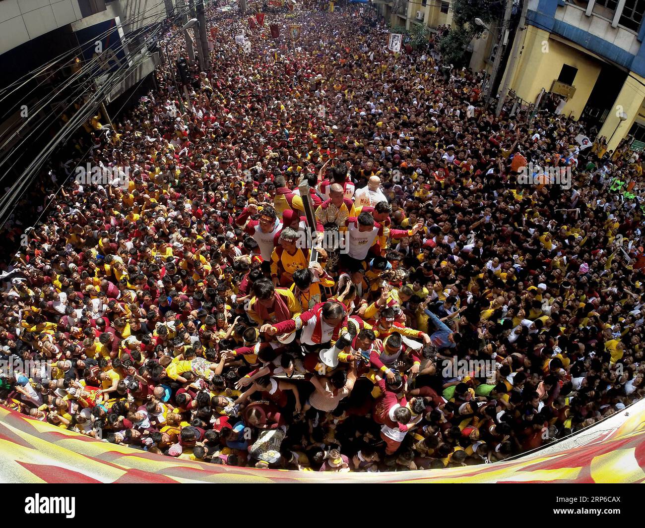 (190109) -- MANILLE, 9 janvier 2019 -- les dévots essaient de toucher la statue grandeur nature du Nazaréen Noir lors de la fête annuelle du Nazaréen Noir à Chinatown à Manille, Philippines, le 9 janvier 2019. Des milliers de dévots du Nazaréen noir se sont rendus mercredi dans le quartier de Quiapo à Manille pour rejoindre la procession annuelle en l'honneur d'une statue grandeur nature connue sous le nom de Nazaréen noir. Le Nazaréen noir a été amené à Manille en 1606 par les missionnaires Augustins Recollect à bord. ) PHILIPPINES-MANILLE-NOIR NAZARENE-FÊTE ANNUELLE ROUELLEXUMALI PUBLICATIONXNOTXINXCHN Banque D'Images