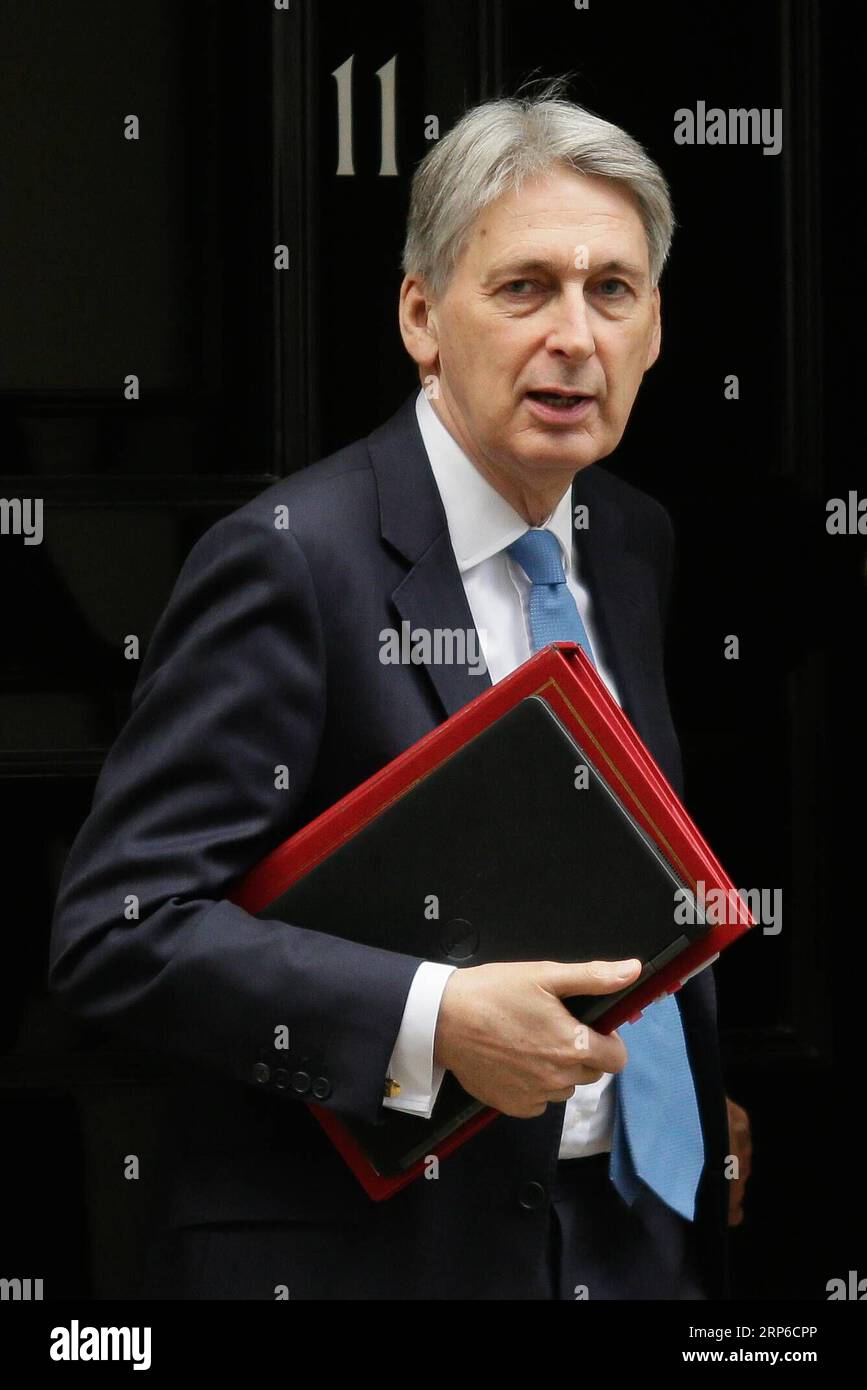 (190109) -- LONDRES, le 9 janvier 2019 -- le chancelier de l'Échiquier Philip Hammond est vu devant le 11 Downing Street à Londres, en Grande-Bretagne, le 9 janvier 2019. Le débat britannique sur le Brexit à la Chambre des communes sur le projet d accord sur les conditions du retrait du Royaume-Uni et les relations futures avec l UE a commencé mercredi avant un vote prévu pour le 15 janvier. ROYAUME-UNI-LONDRES-PREMIER MINISTRE-PMQ TimxIreland PUBLICATIONxNOTxINxCHN Banque D'Images