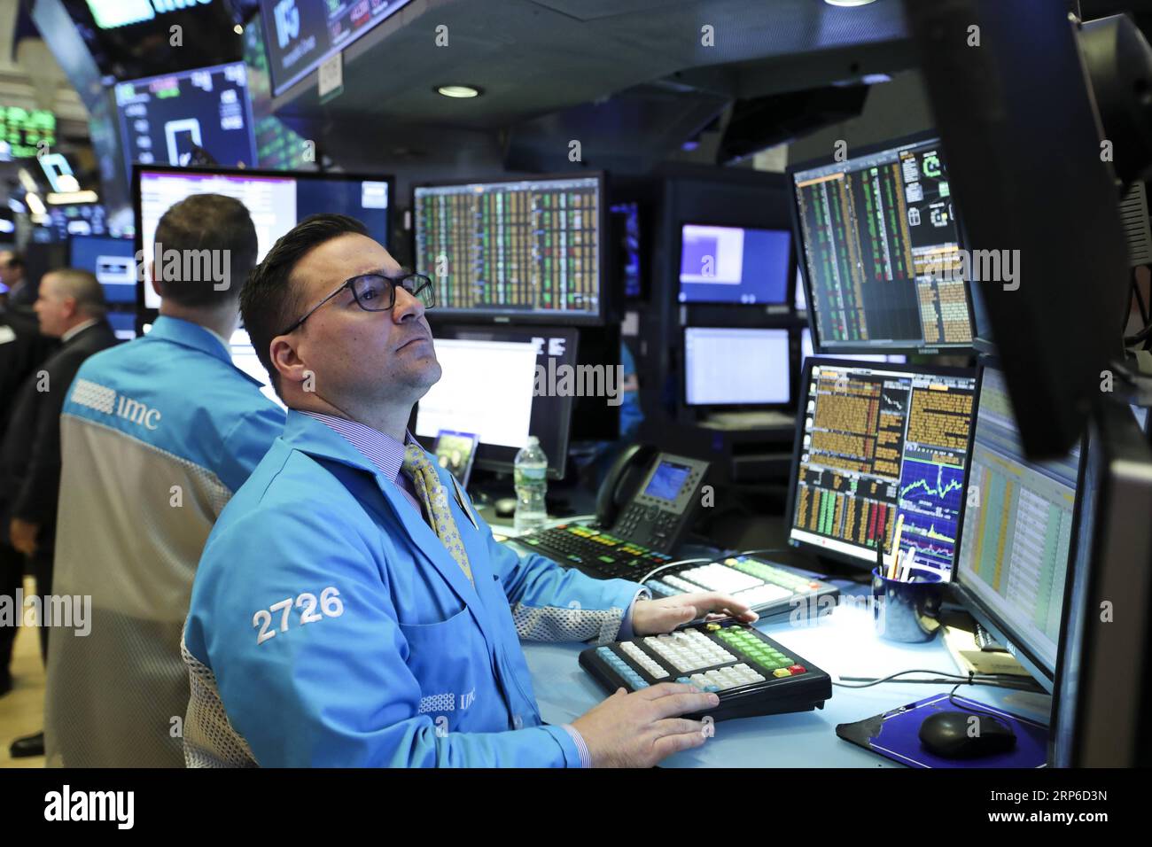 (190109) -- NEW YORK, le 9 janvier 2019 -- les commerçants travaillent à la Bourse de New York à New York, aux États-Unis, le 9 janvier 2019. Les actions américaines ont clôturé à la hausse mercredi après que le résumé de la réunion de la Réserve fédérale tenue en décembre a montré que la banque centrale est patiente sur les hausses de taux. La moyenne industrielle du Dow Jones a augmenté de 91,67 points, ou 0,39 %, pour atteindre 23 879,12. Le S&P 500 a augmenté de 10,55 points, ou 0,41 %, pour atteindre 2 584,96 points. L'indice composite Nasdaq a augmenté de 60,08 points, ou 0,87 %, pour atteindre 6 957,08. ) U.S.-NEW YORK-STOCKS WangxYing PUBLICATIONxNOTxINxCHN Banque D'Images