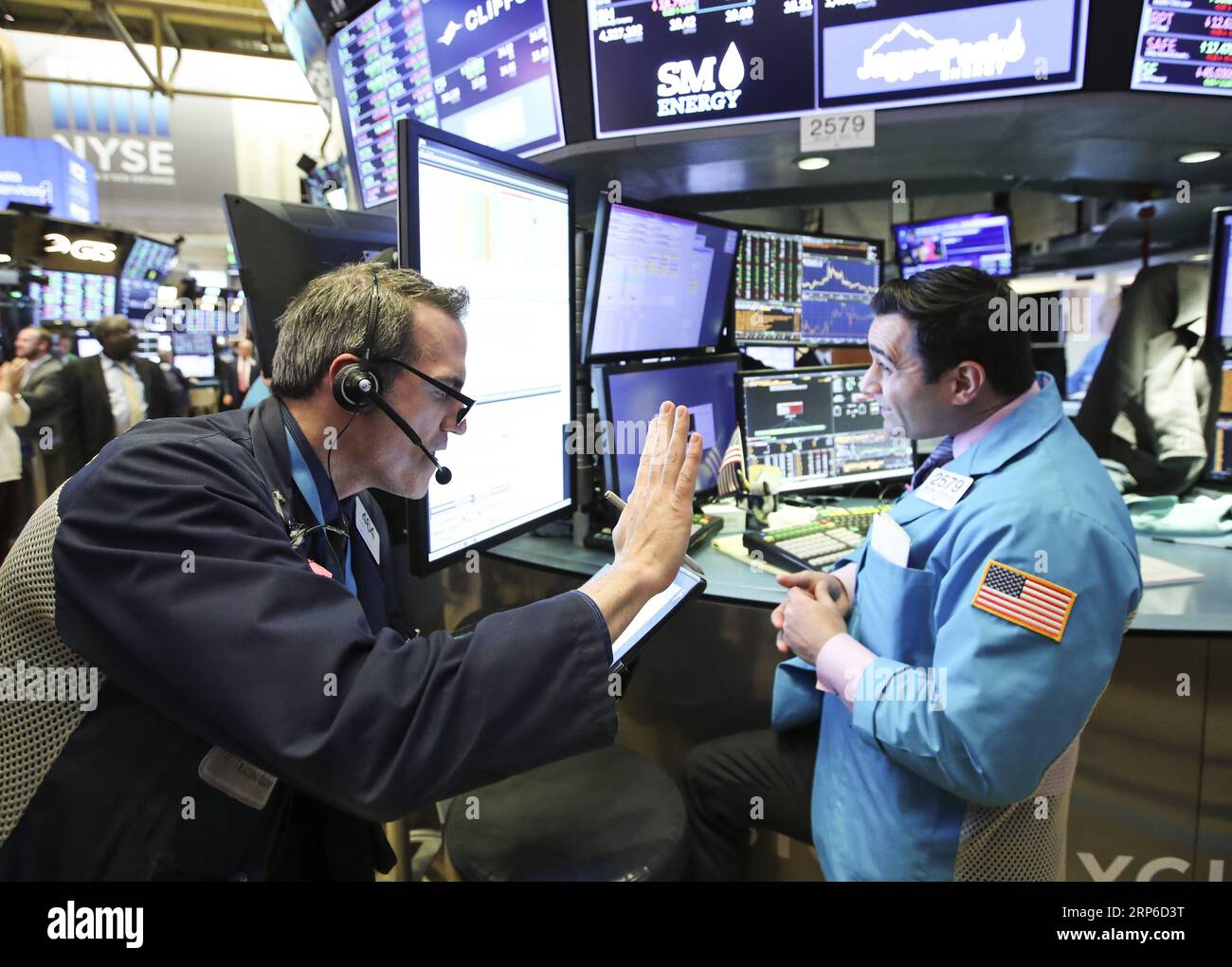 (190109) -- NEW YORK, le 9 janvier 2019 -- les commerçants travaillent à la Bourse de New York à New York, aux États-Unis, le 9 janvier 2019. Les actions américaines ont clôturé à la hausse mercredi après que le résumé de la réunion de la Réserve fédérale tenue en décembre a montré que la banque centrale est patiente sur les hausses de taux. La moyenne industrielle du Dow Jones a augmenté de 91,67 points, ou 0,39 %, pour atteindre 23 879,12. Le S&P 500 a augmenté de 10,55 points, ou 0,41 %, pour atteindre 2 584,96 points. L'indice composite Nasdaq a augmenté de 60,08 points, ou 0,87 %, pour atteindre 6 957,08. ) U.S.-NEW YORK-STOCKS WangxYing PUBLICATIONxNOTxINxCHN Banque D'Images
